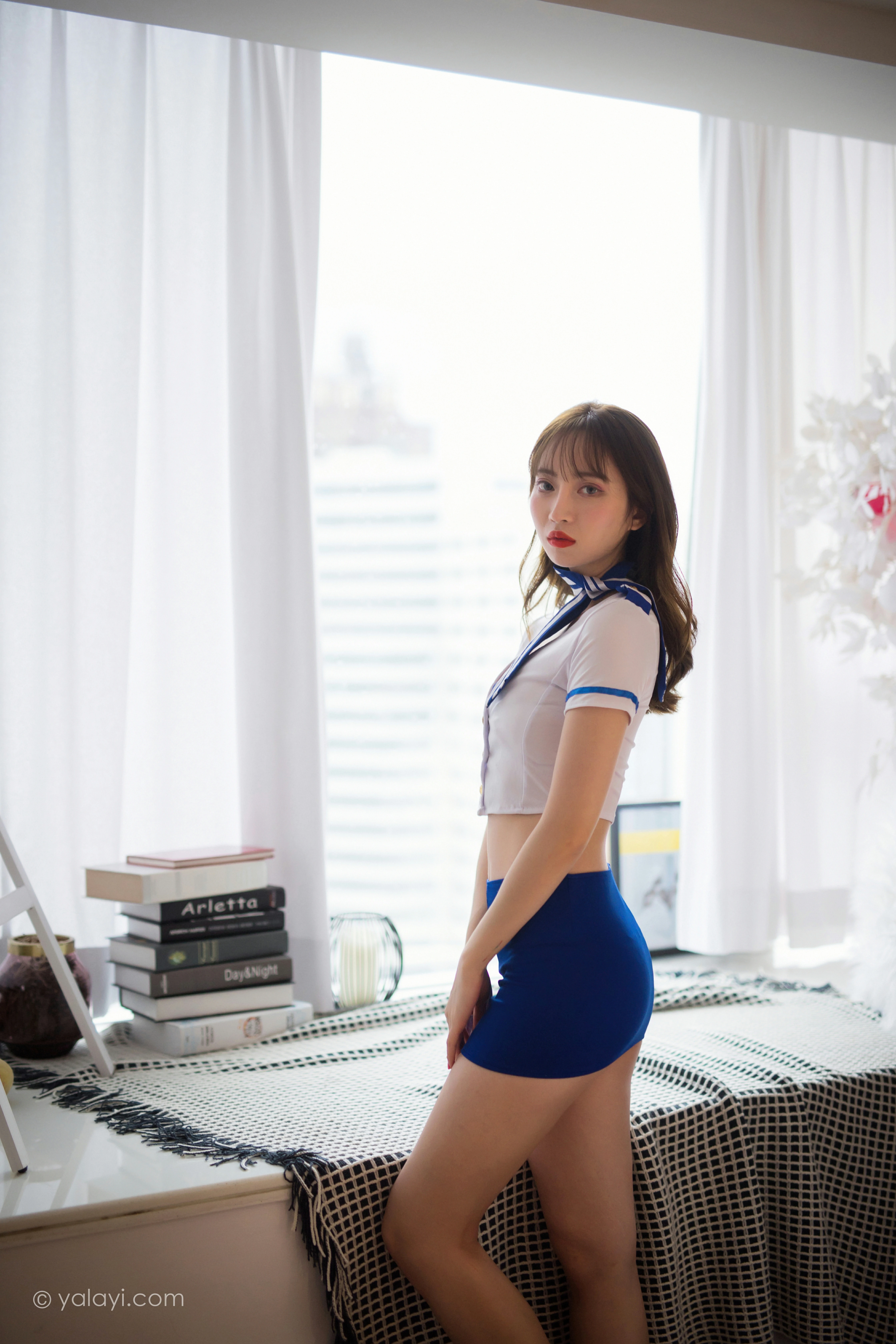 [YALAYI雅拉伊]NO.819 空中玩家 妍妍 性感情趣空姐制服加蓝色短裙私房写真集第1张