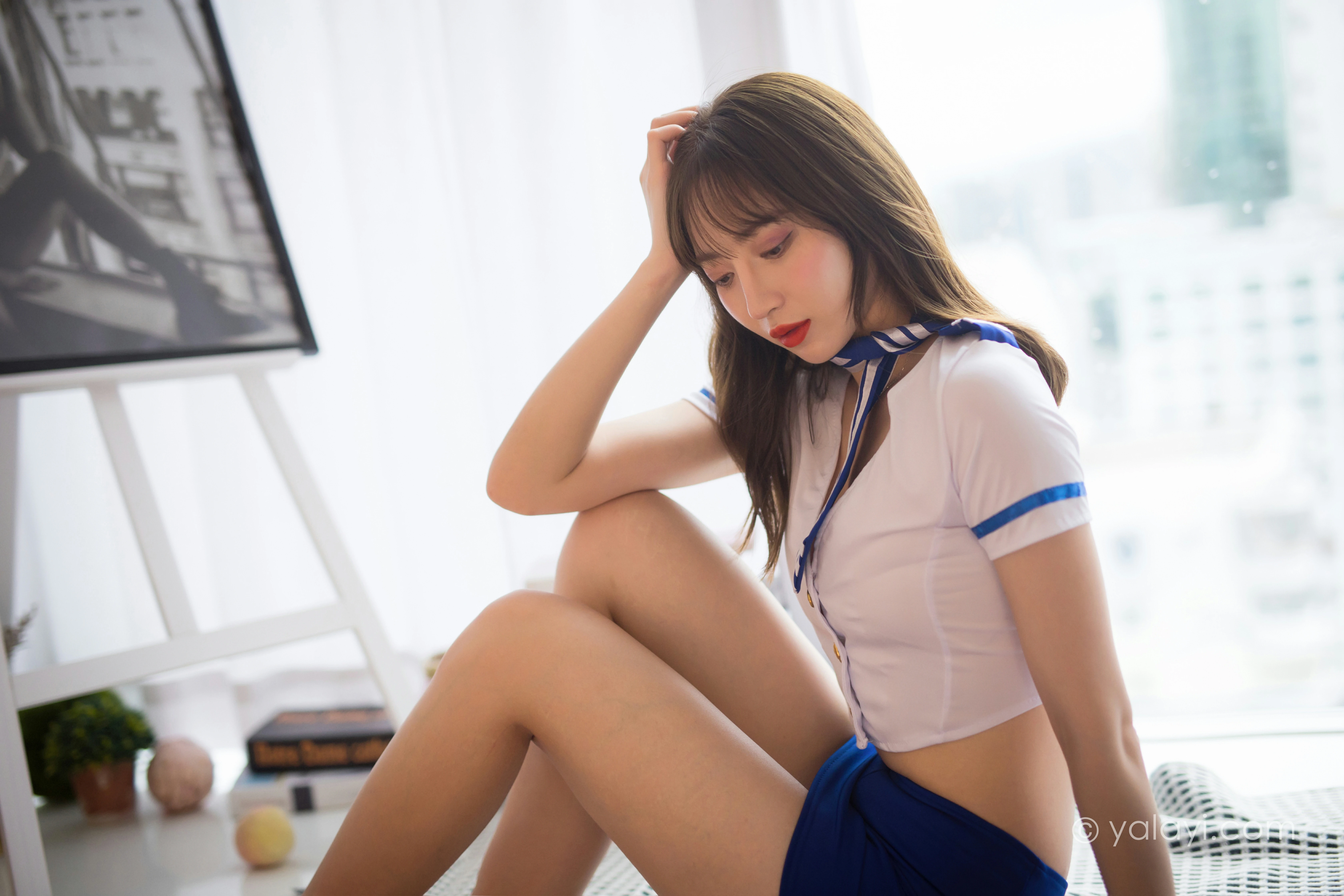 [YALAYI雅拉伊]NO.819 空中玩家 妍妍 性感情趣空姐制服加蓝色短裙私房写真集第4张
