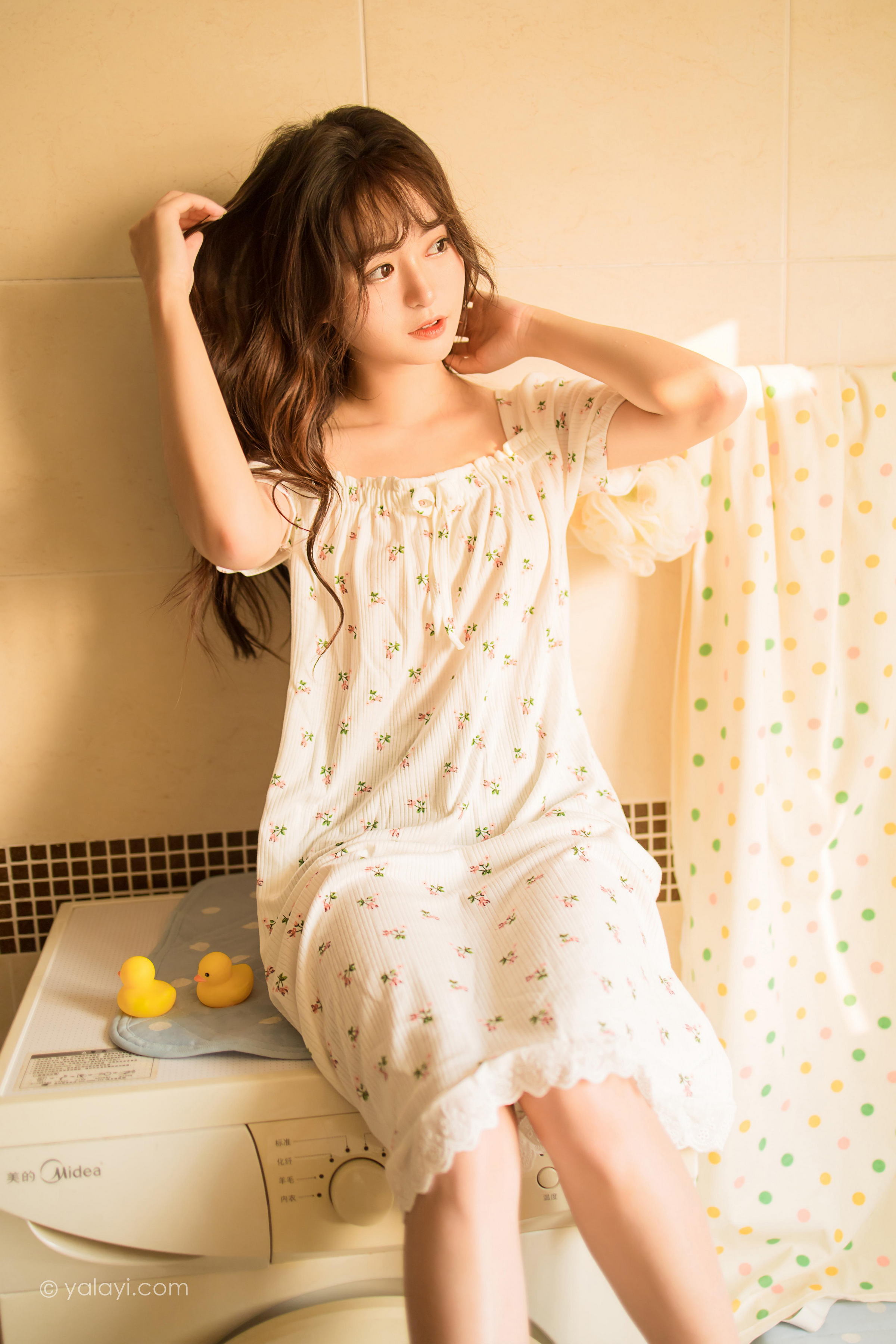[YALAYI雅拉伊]2022.04.20 可爱的女孩 小亭 白色连身睡衣裙居家清纯写真集第10张