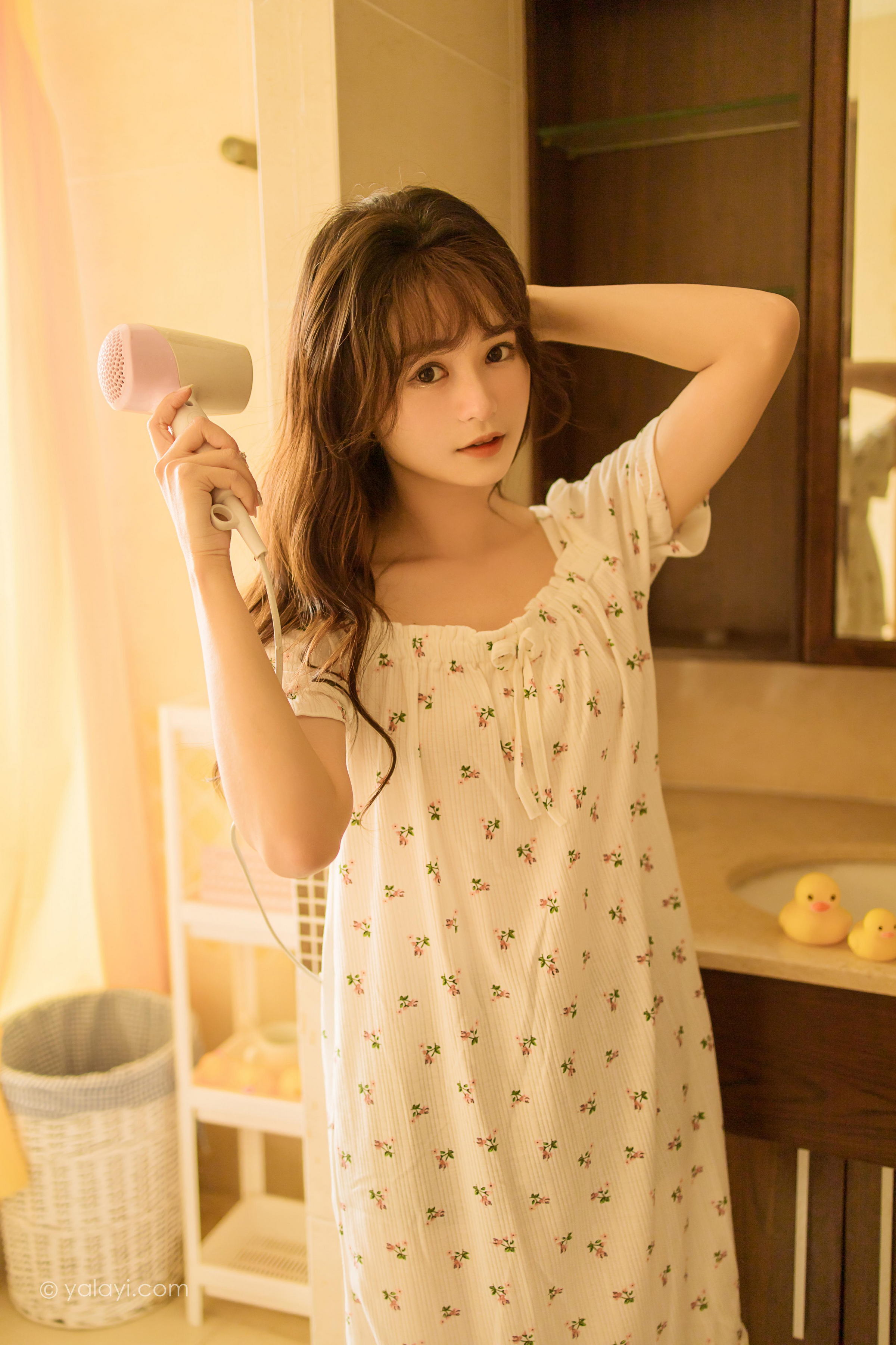 [YALAYI雅拉伊]2022.04.20 可爱的女孩 小亭 白色连身睡衣裙居家清纯写真集第9张
