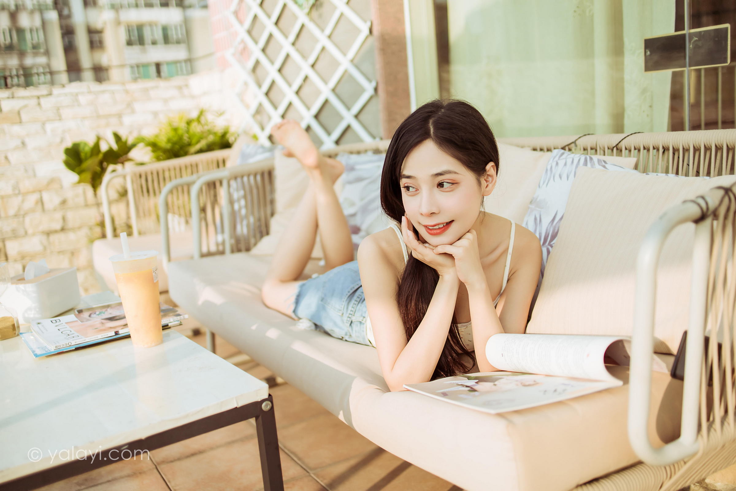 [YALAYI雅拉伊]2022.02.12 暖心情话 诗咏 白色蕾丝小背心加牛仔短裤性感私房写真集第4张