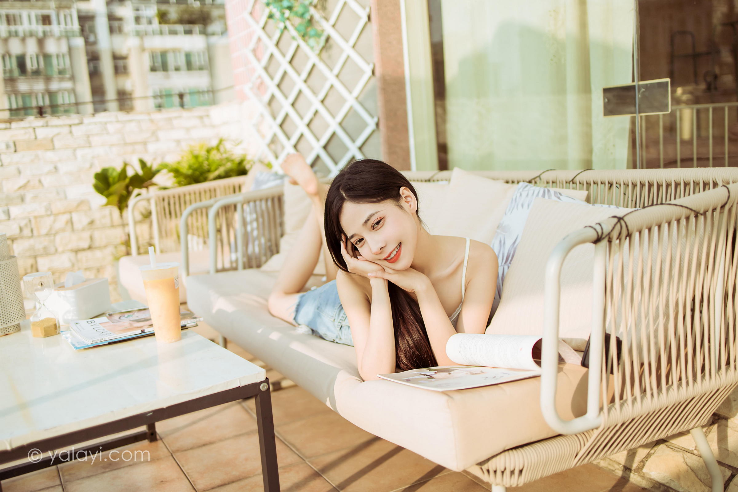 [YALAYI雅拉伊]2022.02.12 暖心情话 诗咏 白色蕾丝小背心加牛仔短裤性感私房写真集第4张