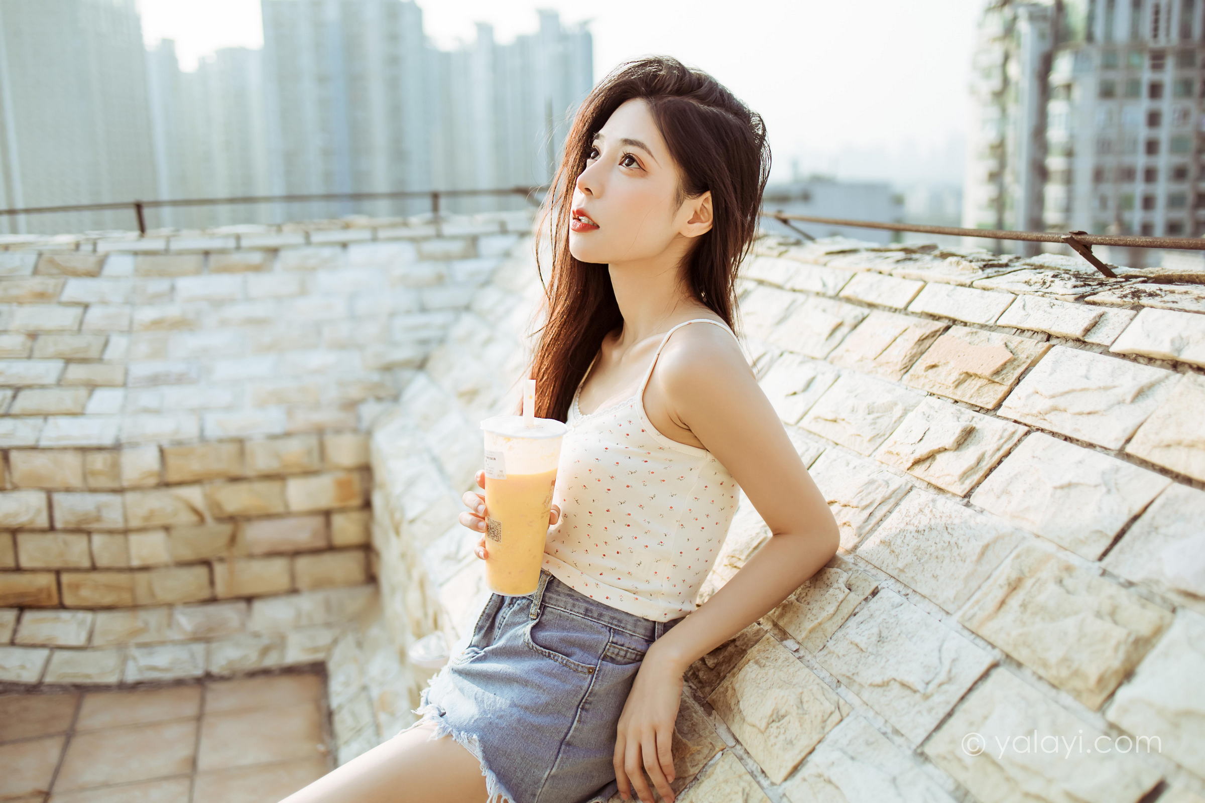 [YALAYI雅拉伊]2022.02.12 暖心情话 诗咏 白色蕾丝小背心加牛仔短裤性感私房写真集第12张