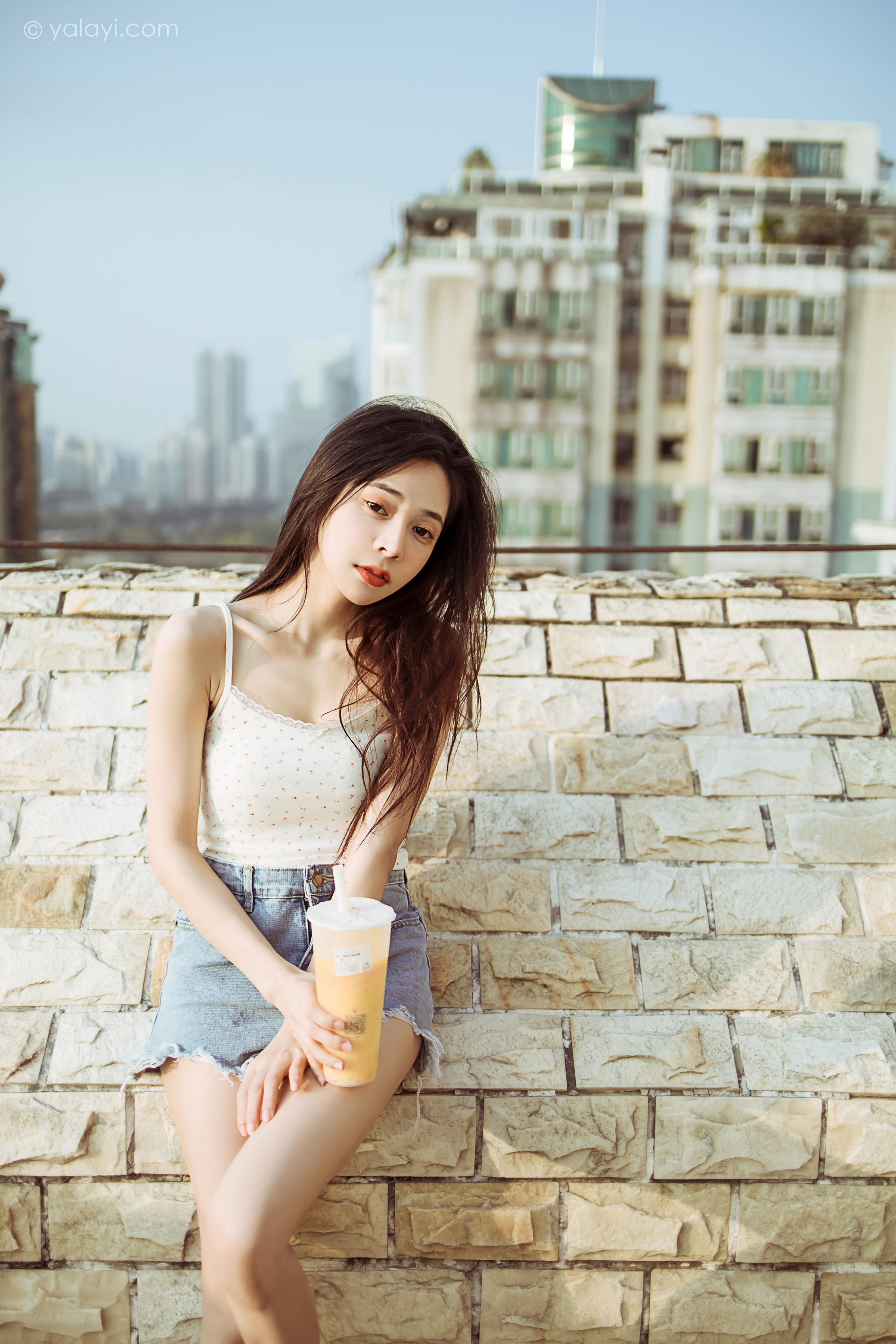 [YALAYI雅拉伊]2022.02.12 暖心情话 诗咏 白色蕾丝小背心加牛仔短裤性感私房写真集第12张