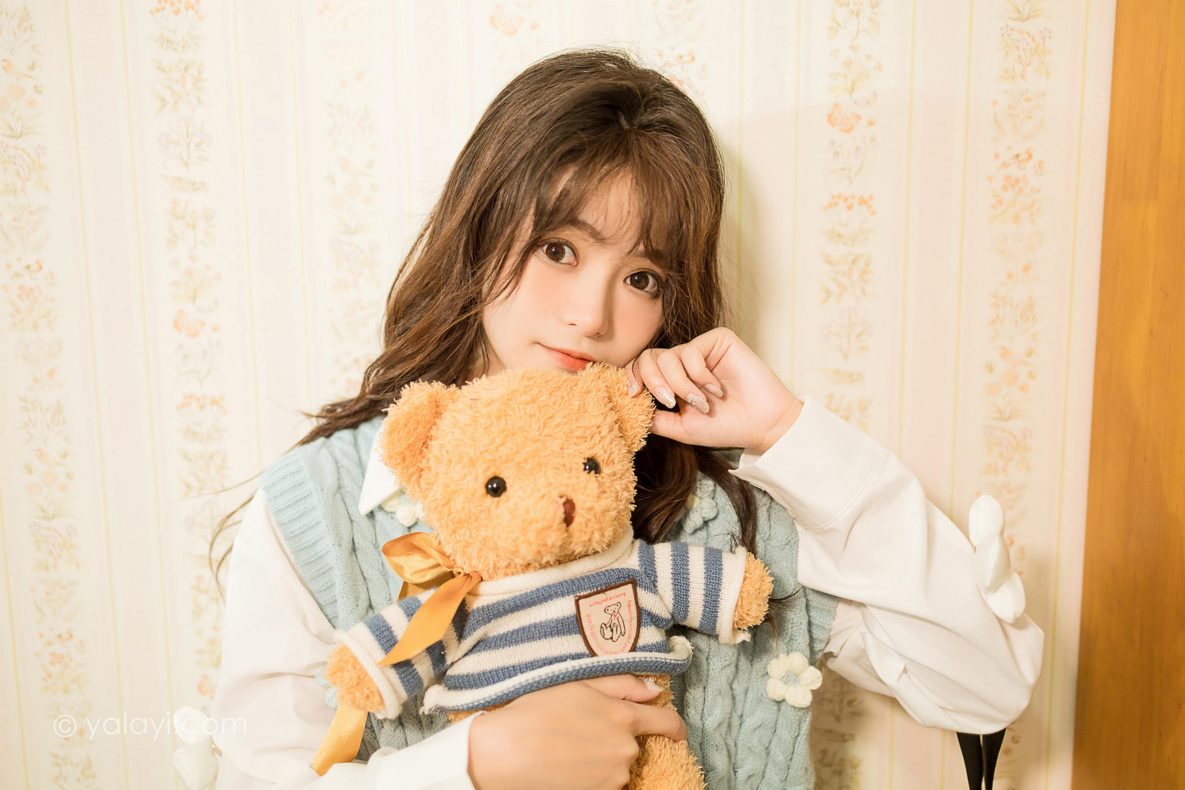 [YALAYI雅拉伊]2022.05.18 微微一笑 小亭 灰色镂空毛衣裙加白色衬衫清纯写真集第14张