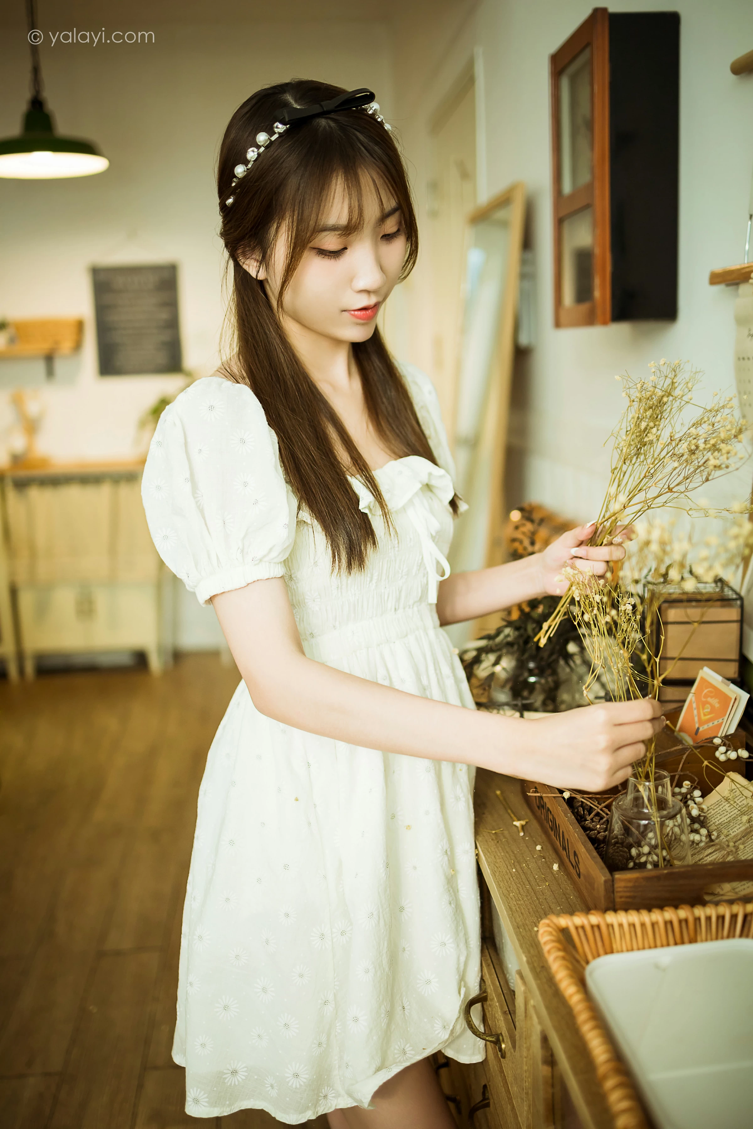 [YALAYI雅拉伊]NO.727 《甜美女友爱花艺》 小乔 白色裸背连衣裙居家写真第2张