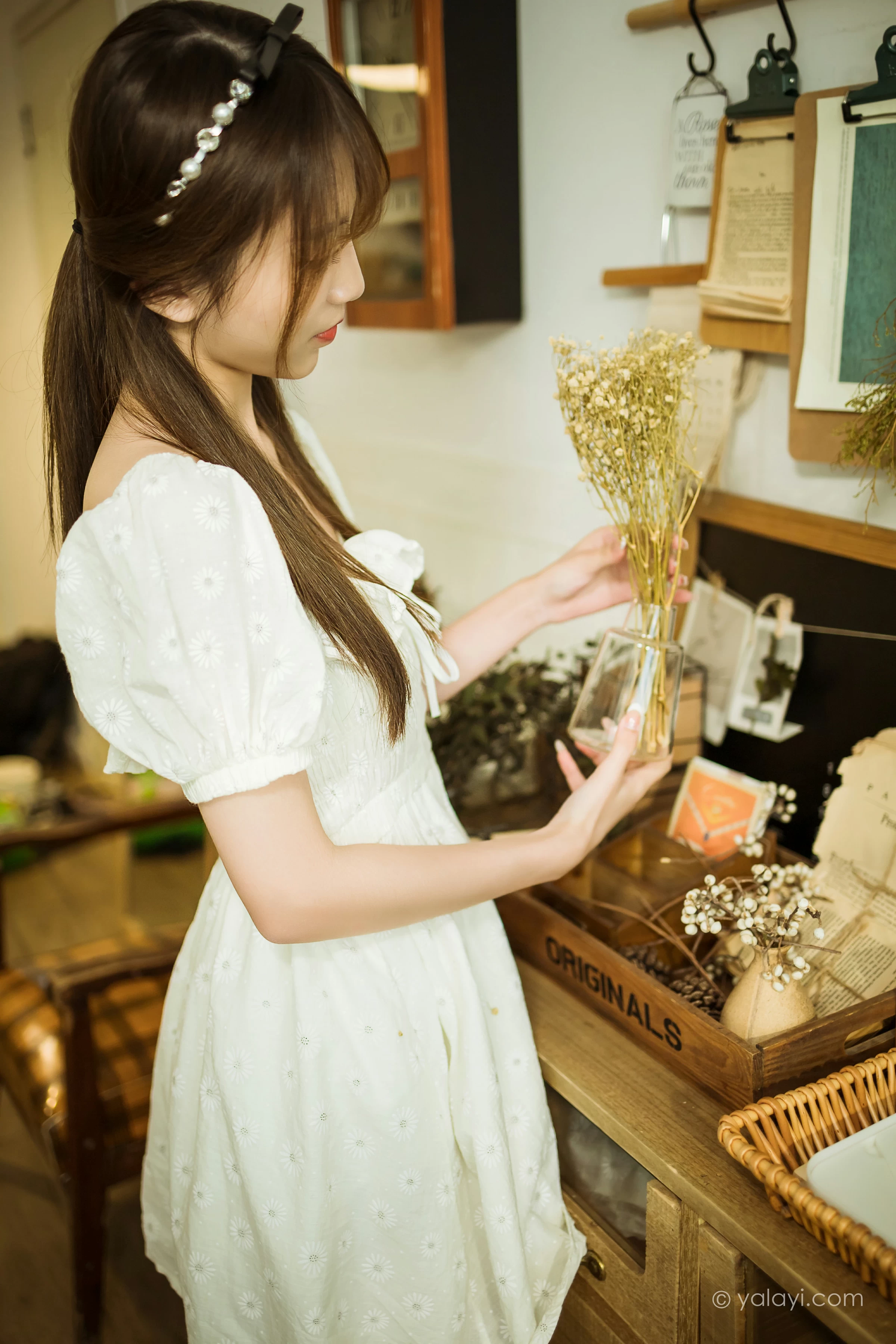 [YALAYI雅拉伊]NO.727 《甜美女友爱花艺》 小乔 白色裸背连衣裙居家写真第1张
