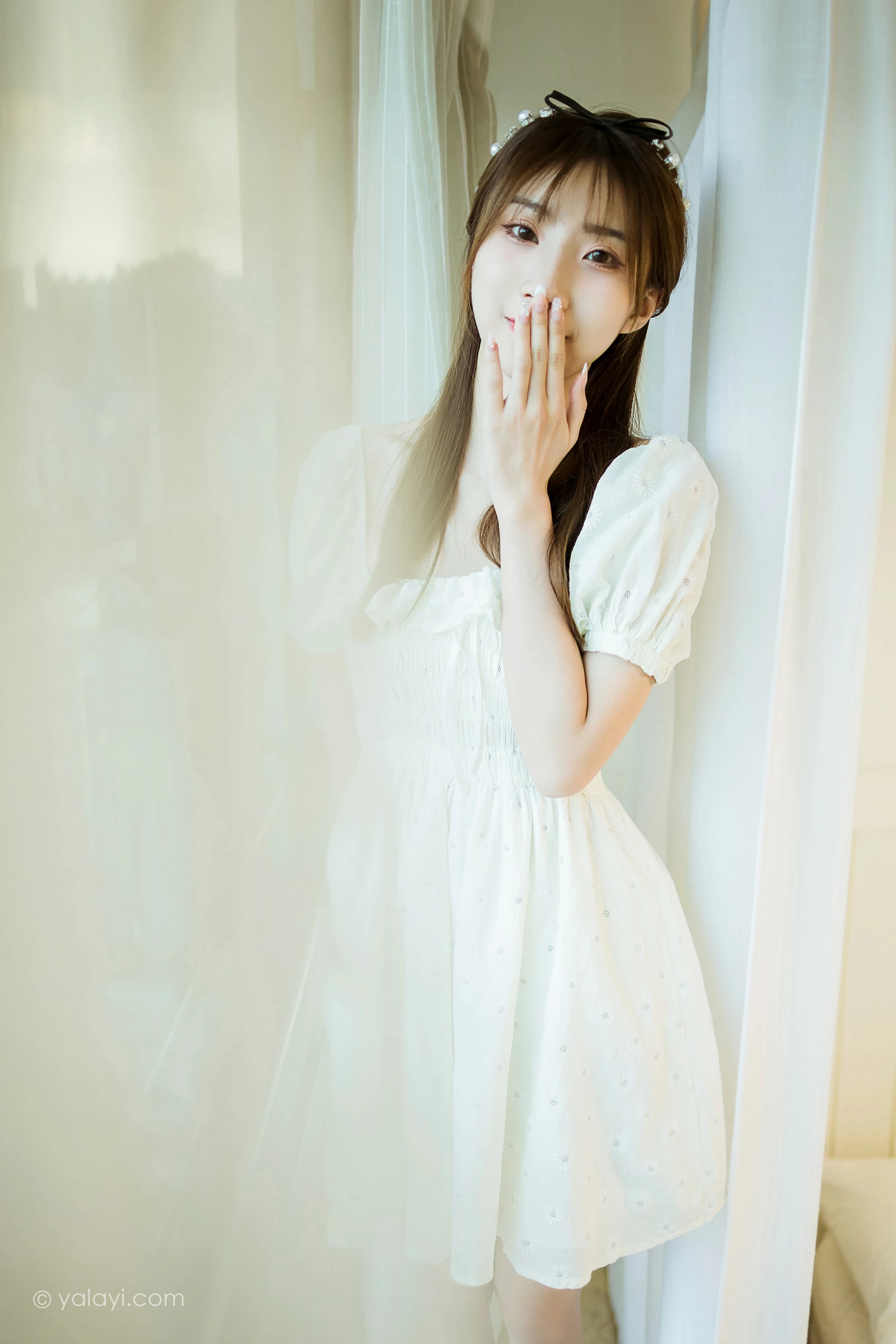 [YALAYI雅拉伊]NO.727 《甜美女友爱花艺》 小乔 白色裸背连衣裙居家写真第5张