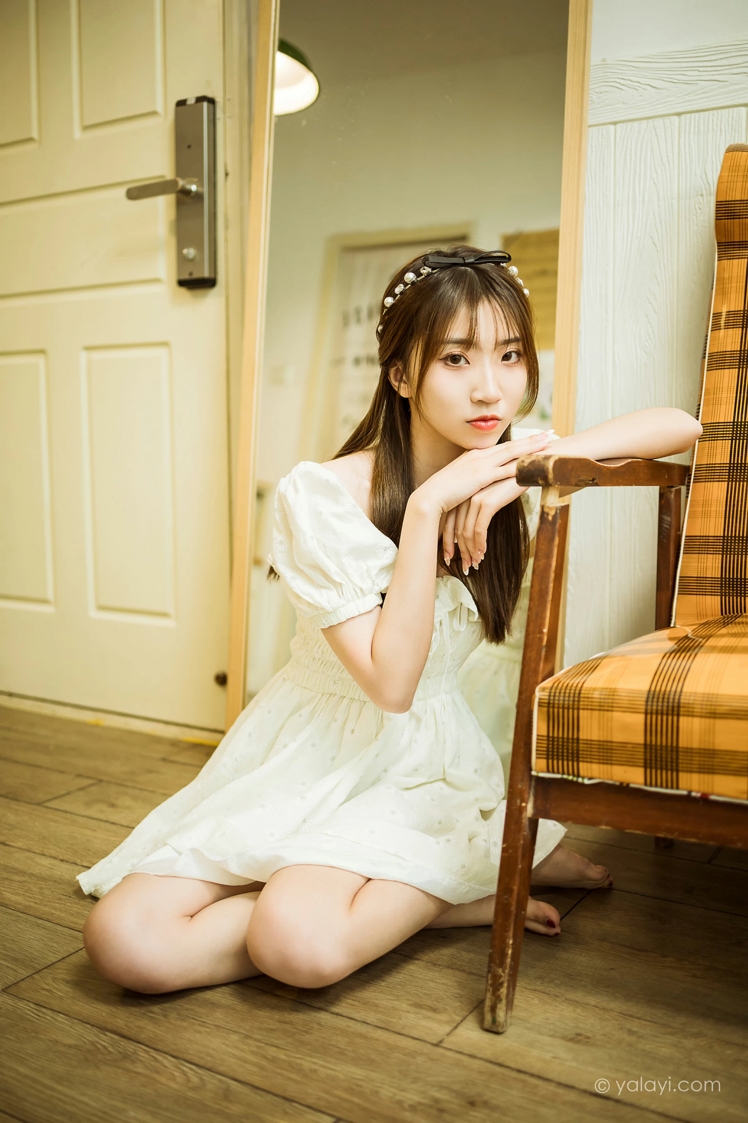 [YALAYI雅拉伊]NO.727 《甜美女友爱花艺》 小乔 白色裸背连衣裙居家写真第10张