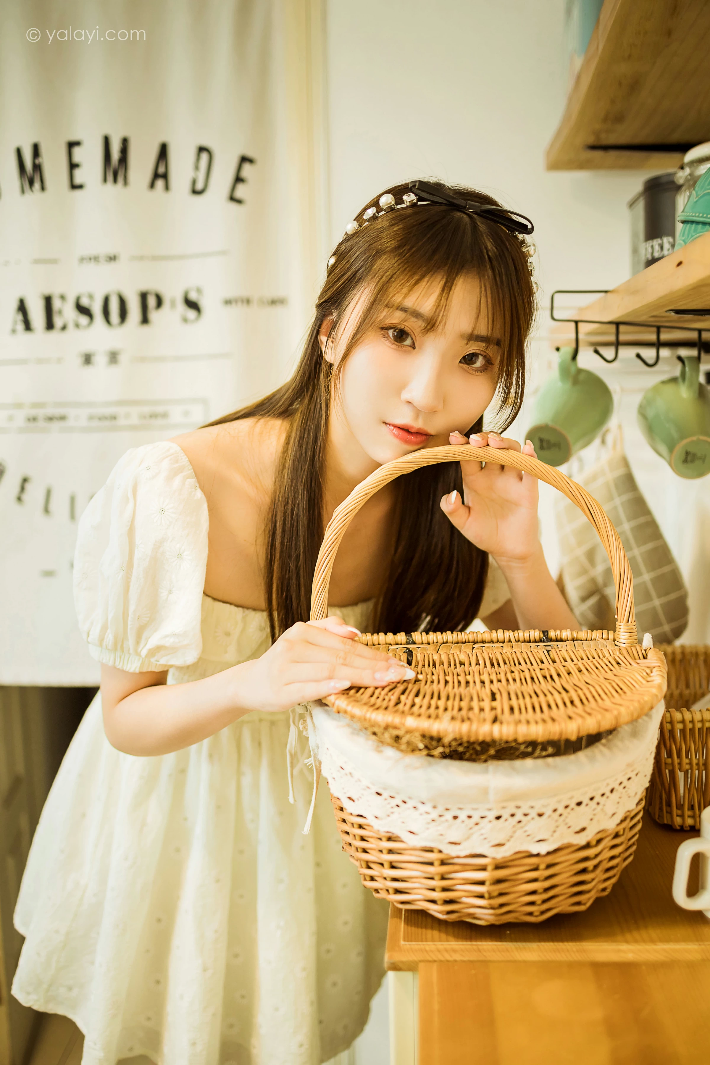 [YALAYI雅拉伊]NO.727 《甜美女友爱花艺》 小乔 白色裸背连衣裙居家写真第9张