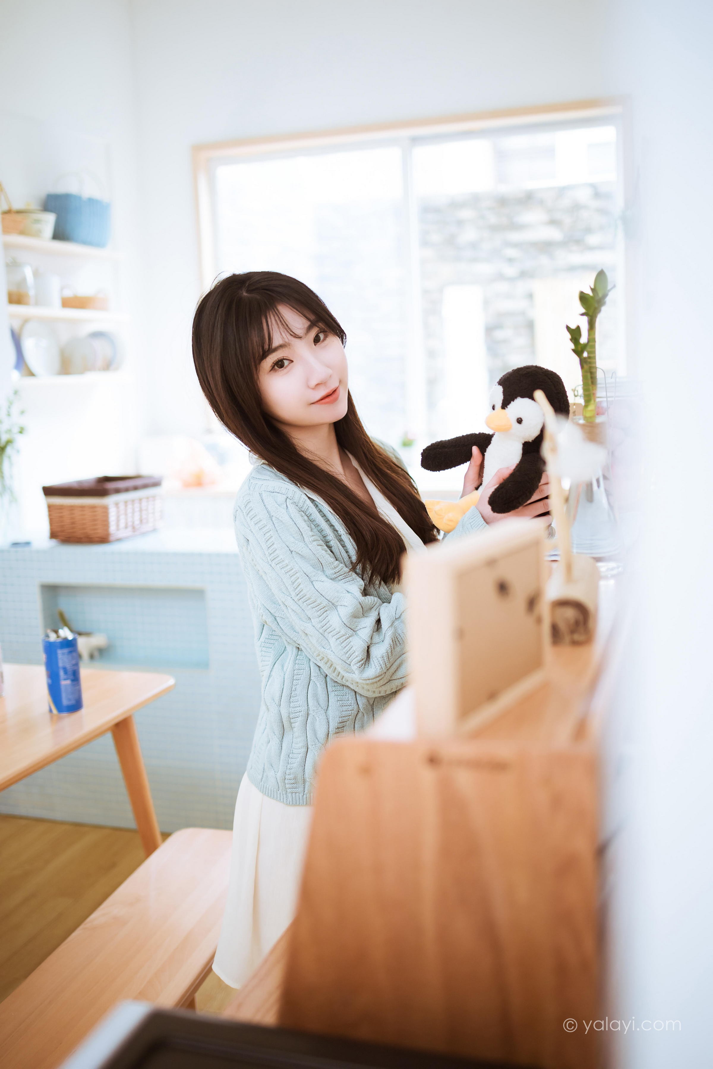 [YALAYI雅拉伊]2022.04.08 优雅永不过时 小乔 白色毛衣加连衣裙清纯写真集第7张