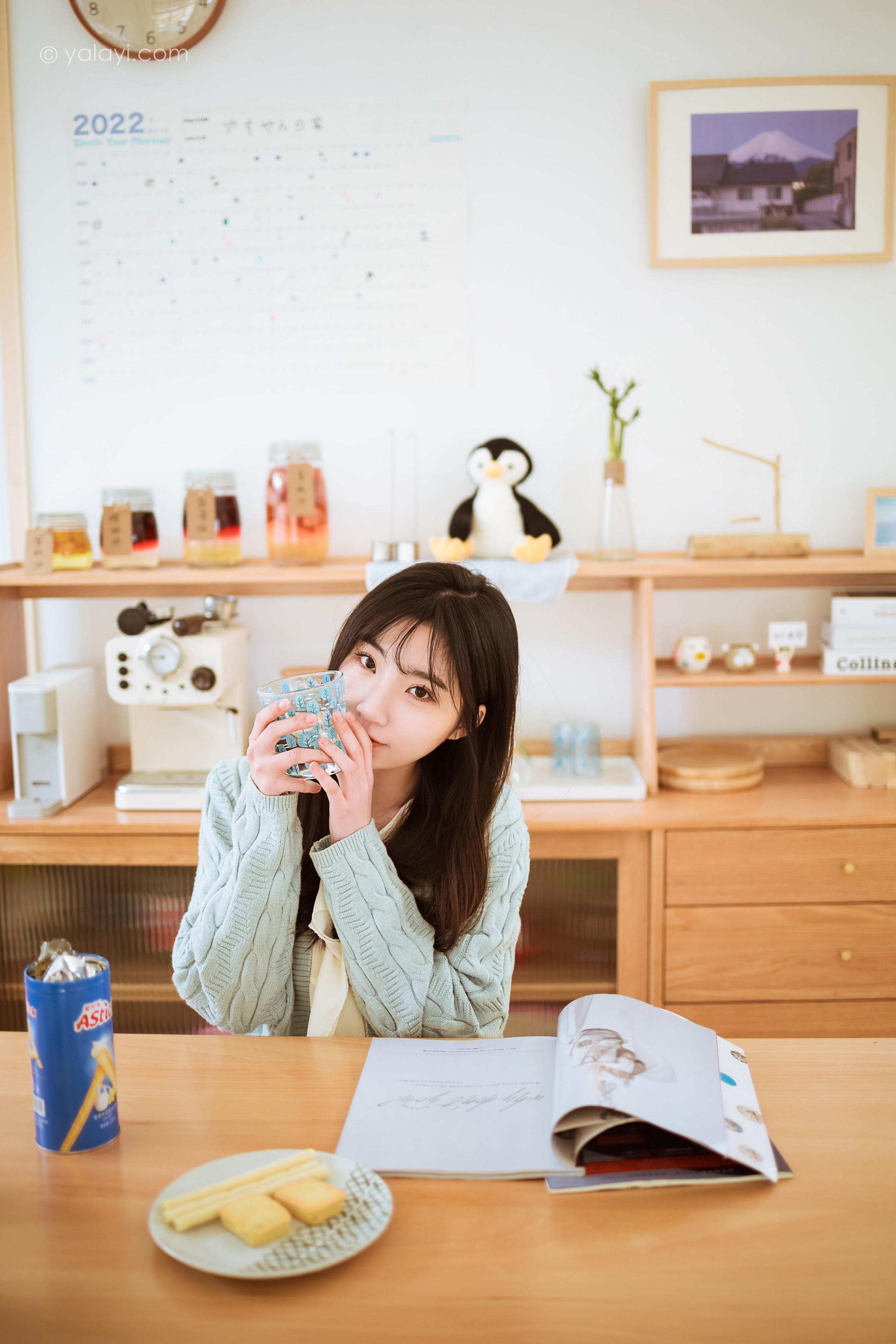 [YALAYI雅拉伊]2022.04.08 优雅永不过时 小乔 白色毛衣加连衣裙清纯写真集第1张