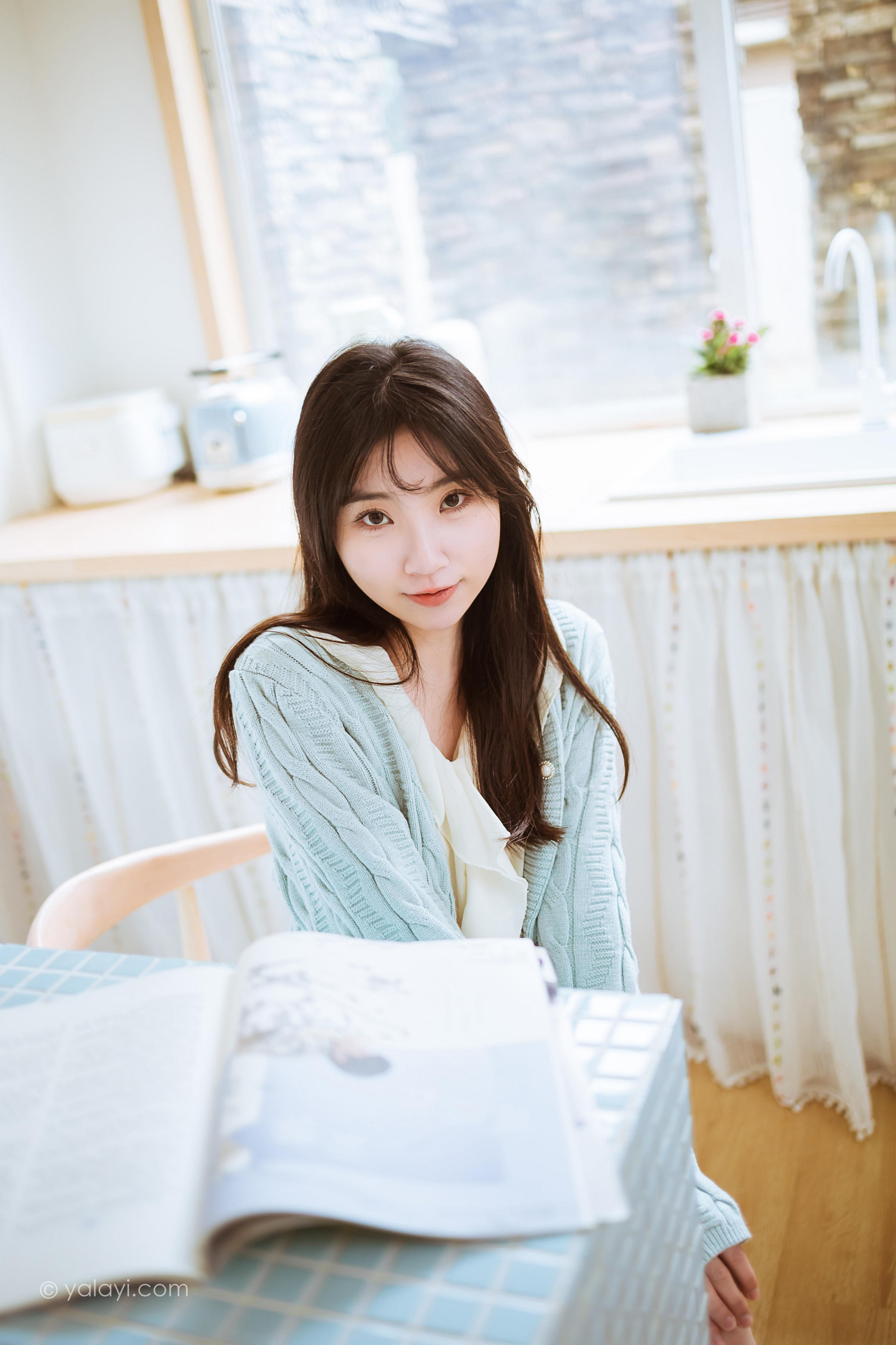 [YALAYI雅拉伊]2022.04.08 优雅永不过时 小乔 白色毛衣加连衣裙清纯写真集第11张