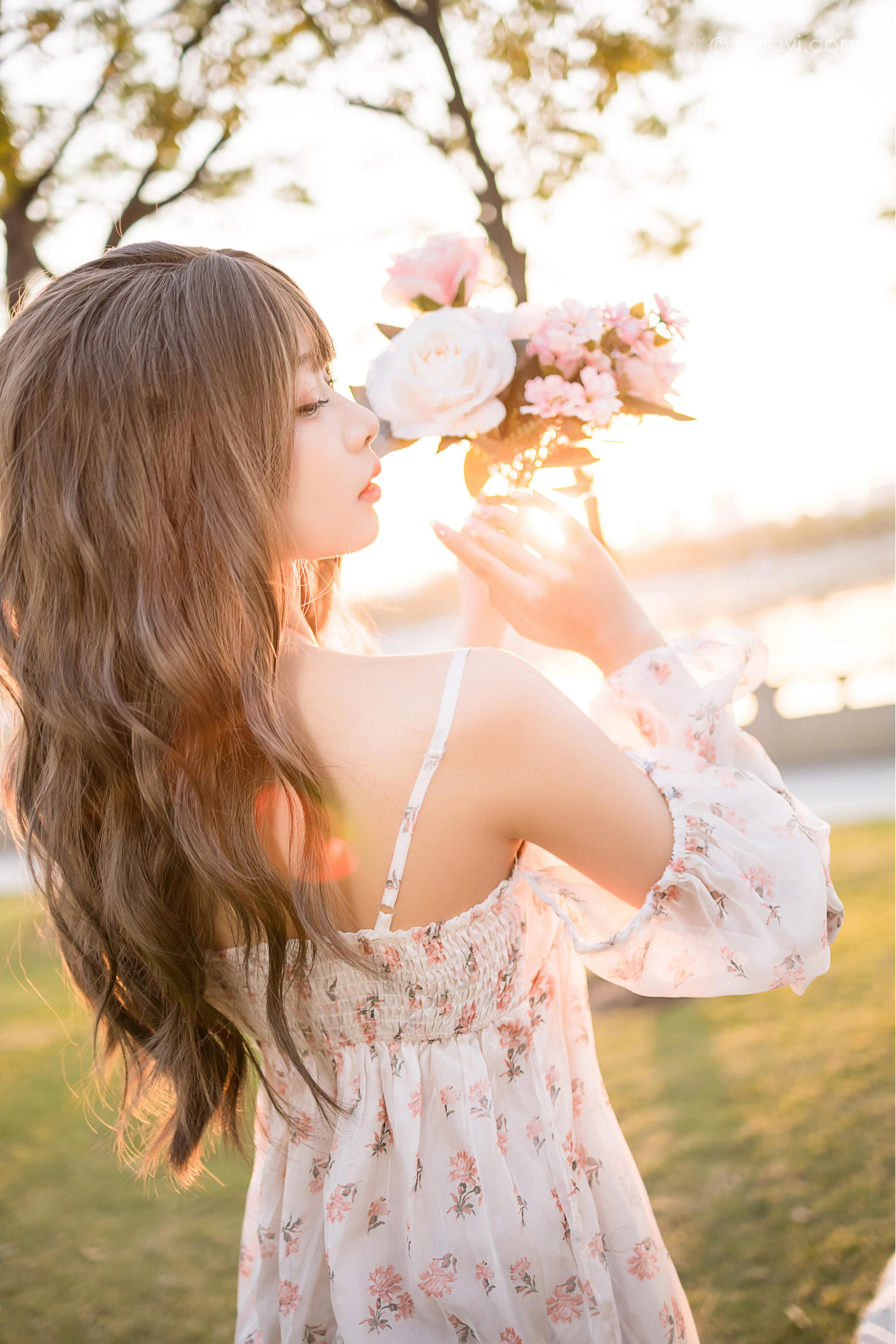 [YALAYI雅拉伊]2022.02.16 希望的阳光 阿禾 白色透视吊带连衣裙公园休闲写真集第11张