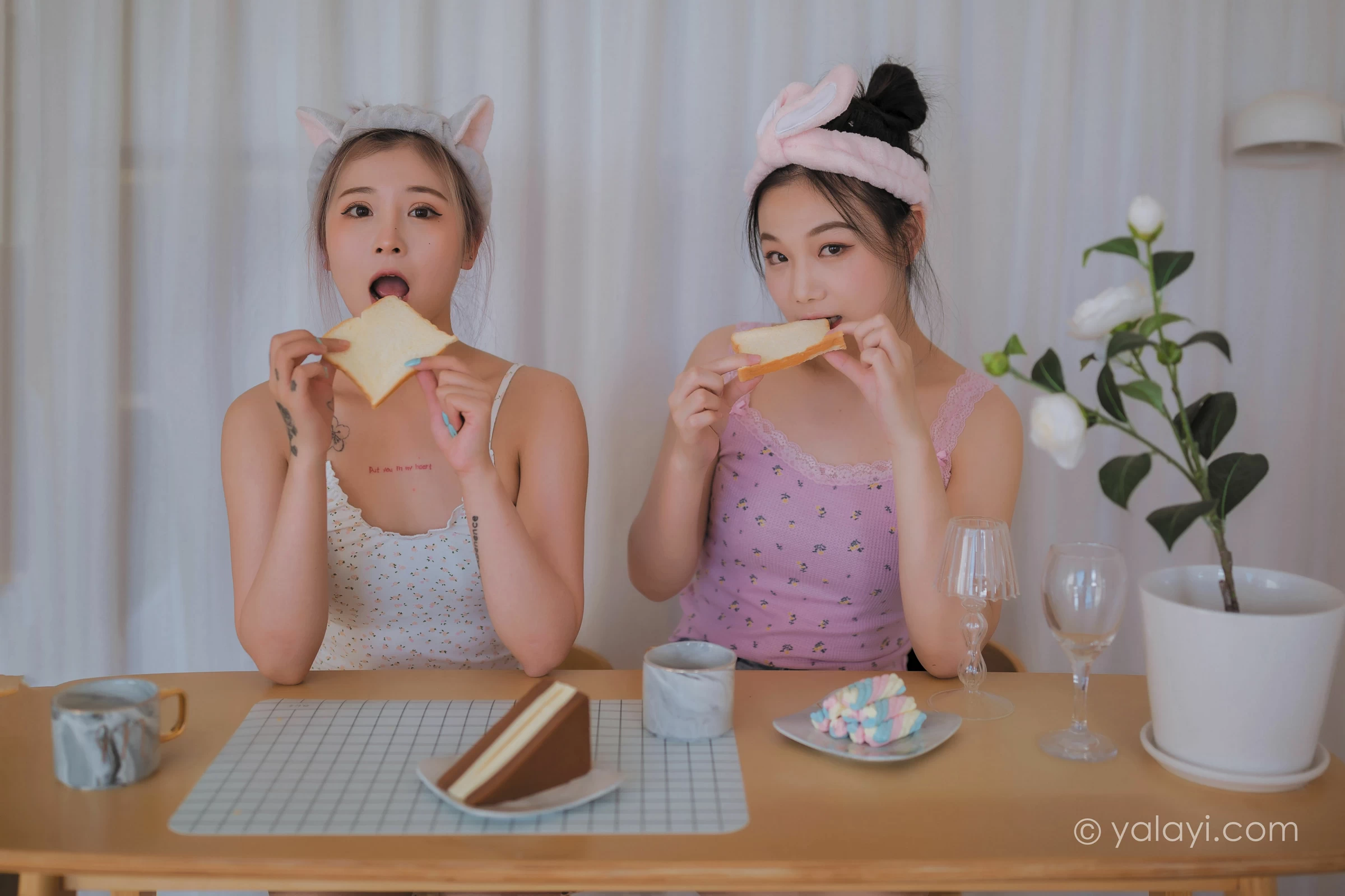 [YALAYI雅拉伊]NO.728 《另一个我》 左木 梦涵 性感小背心加短裤居家私房写真集第14张