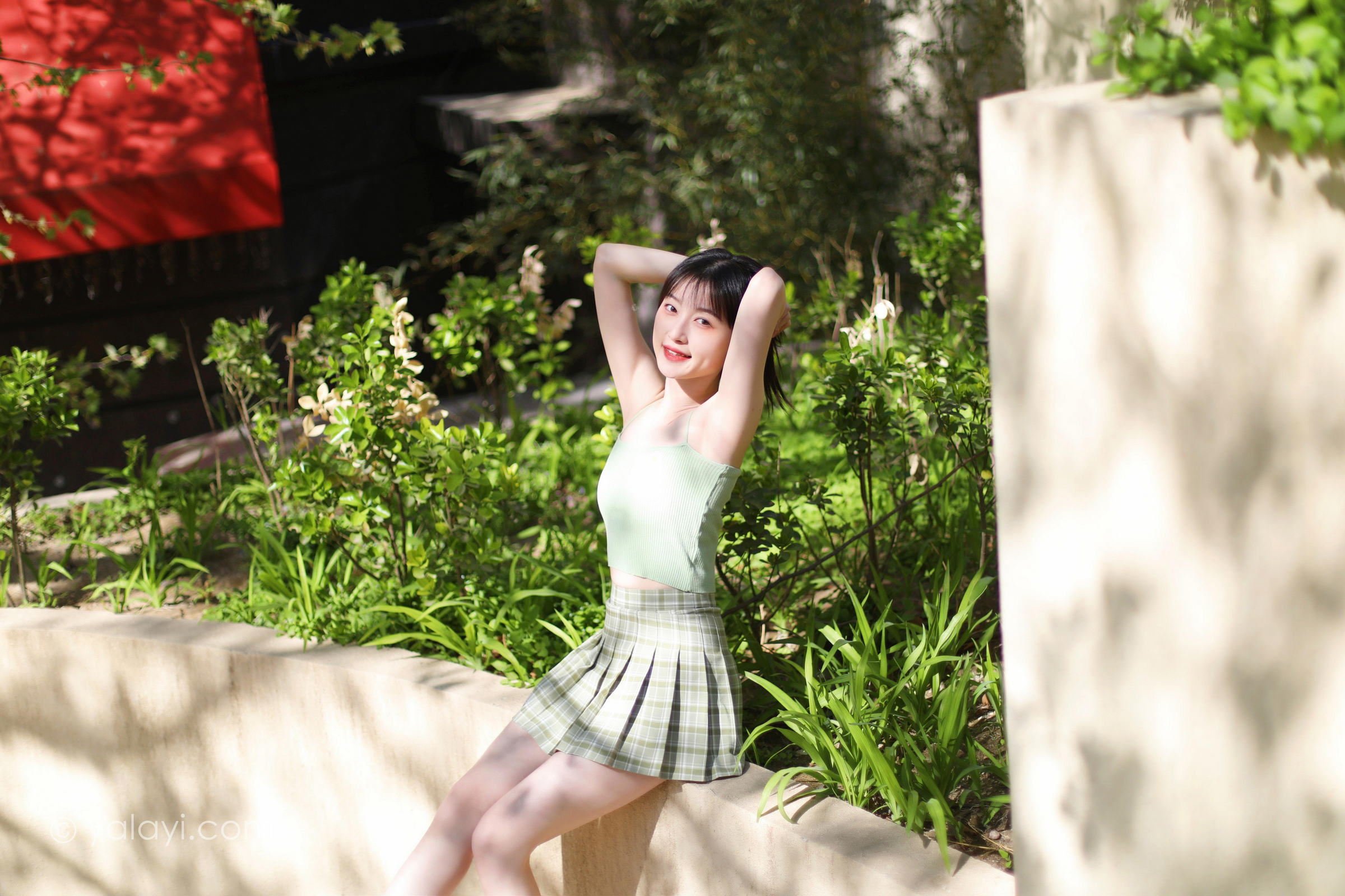 [YALAYI雅拉伊]2022.04.23 春柔 京京 性感小背心加格子短裙清纯写真集第13张