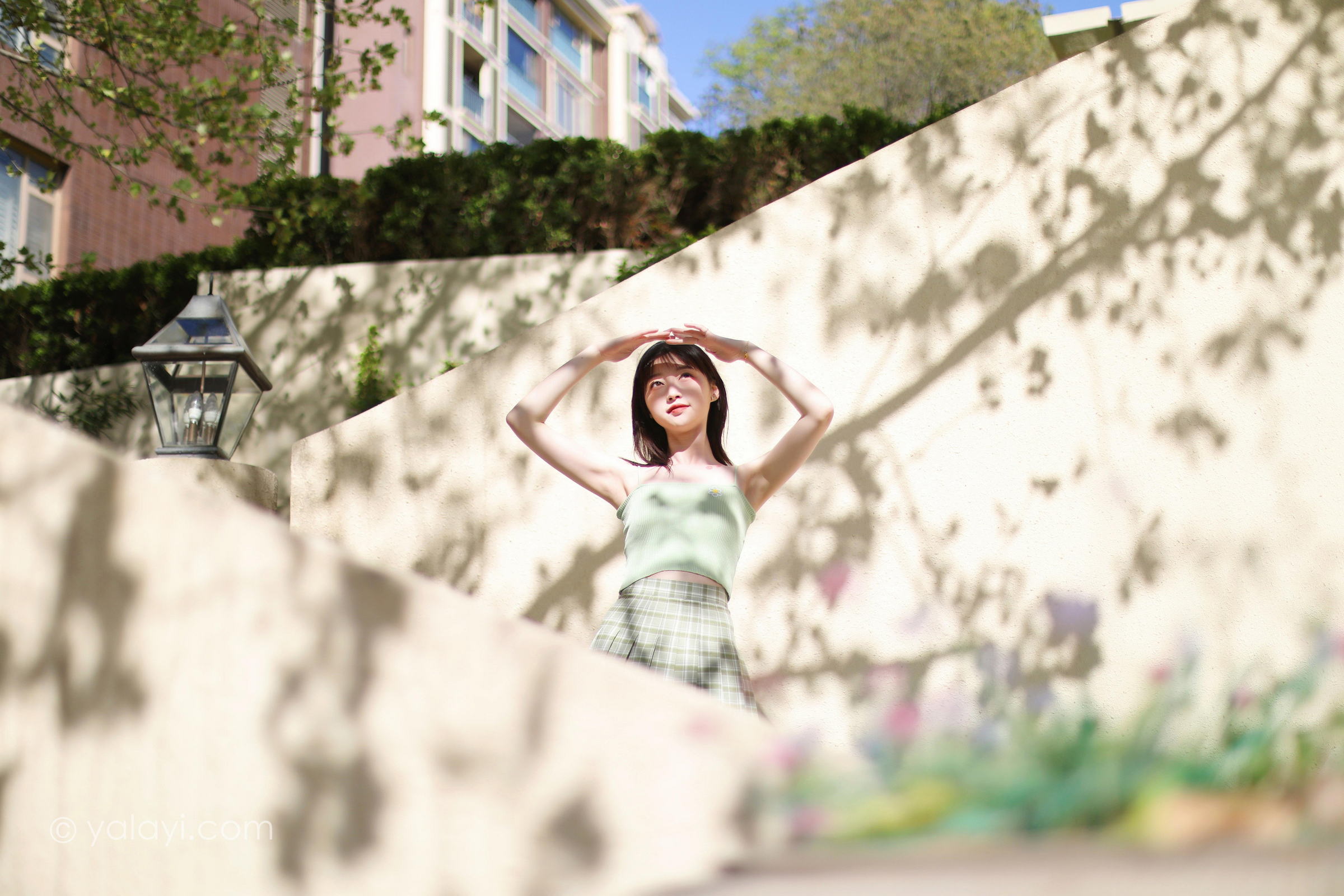 [YALAYI雅拉伊]2022.04.23 春柔 京京 性感小背心加格子短裙清纯写真集第12张