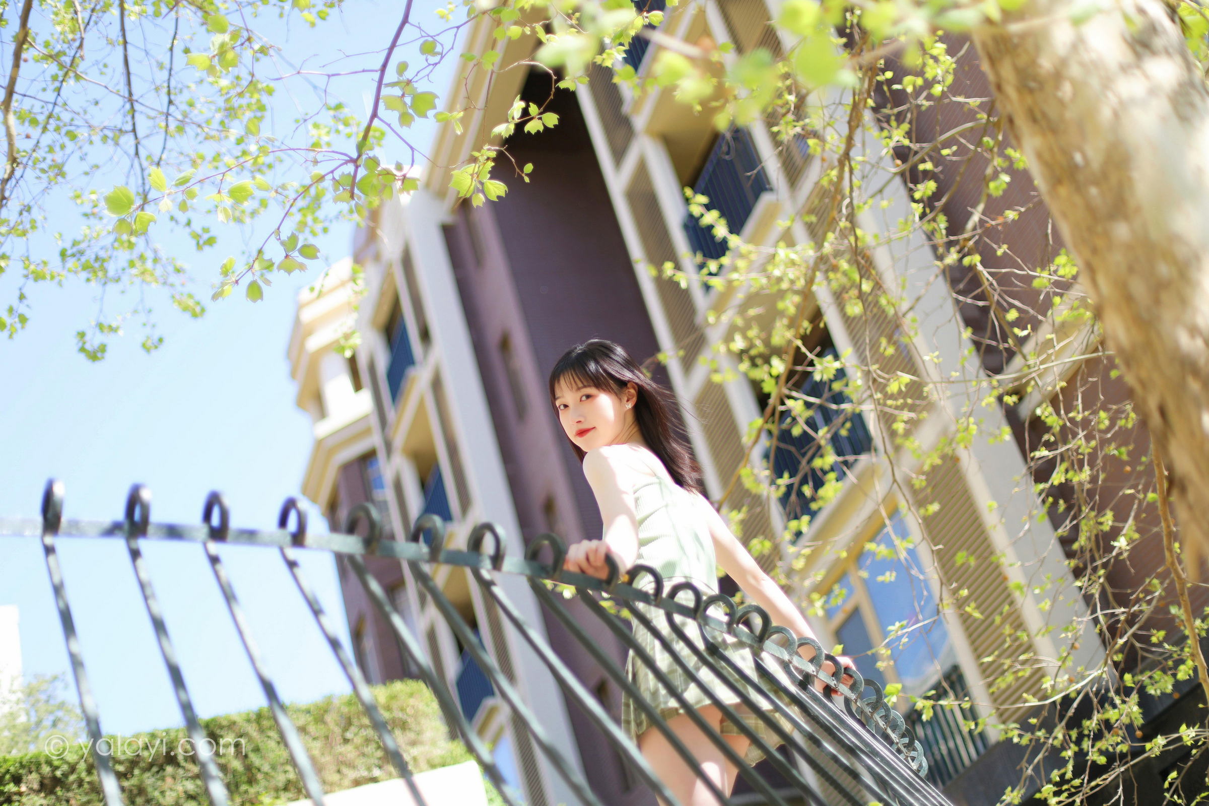 [YALAYI雅拉伊]2022.04.23 春柔 京京 性感小背心加格子短裙清纯写真集第7张