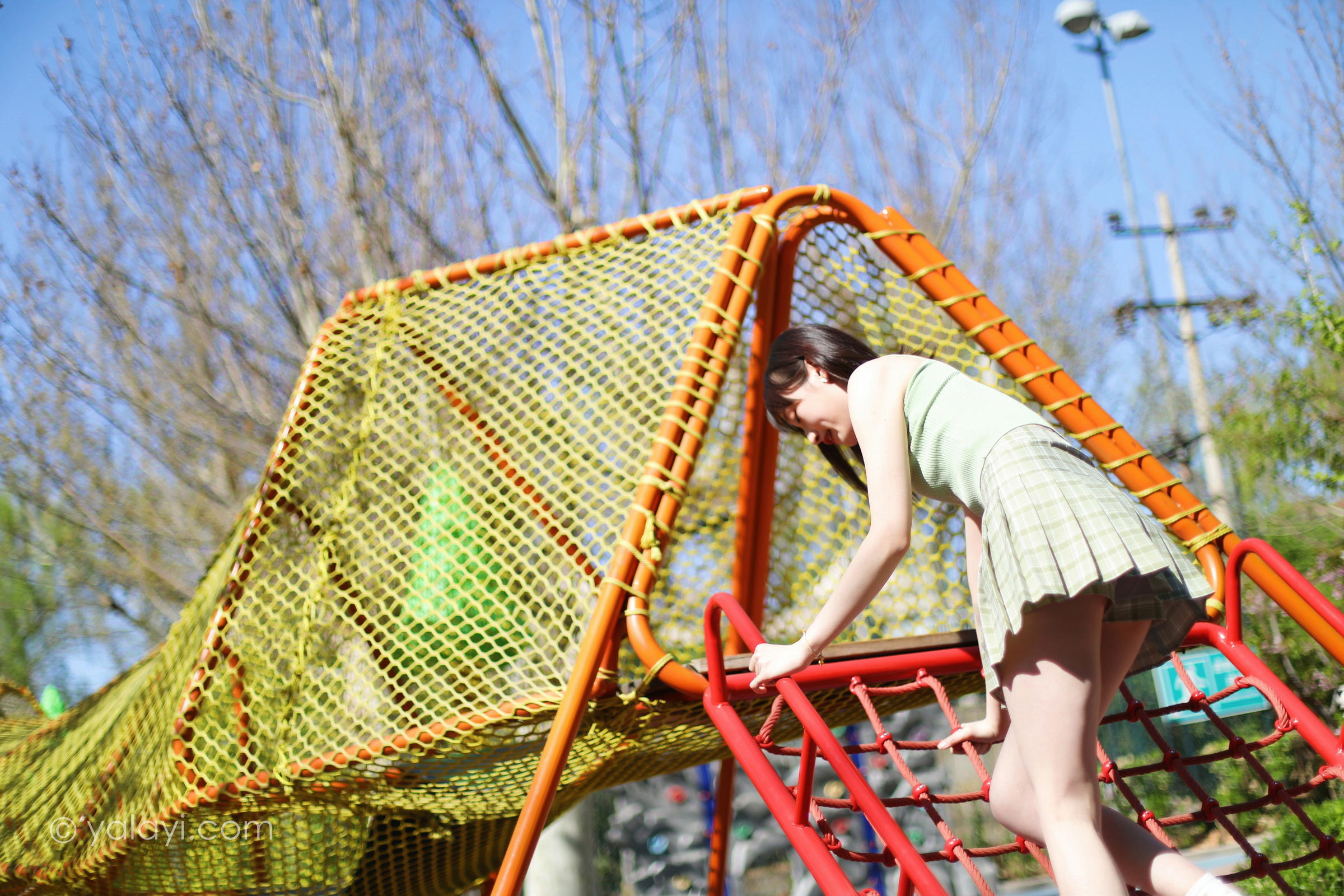 [YALAYI雅拉伊]2022.04.23 春柔 京京 性感小背心加格子短裙清纯写真集第1张
