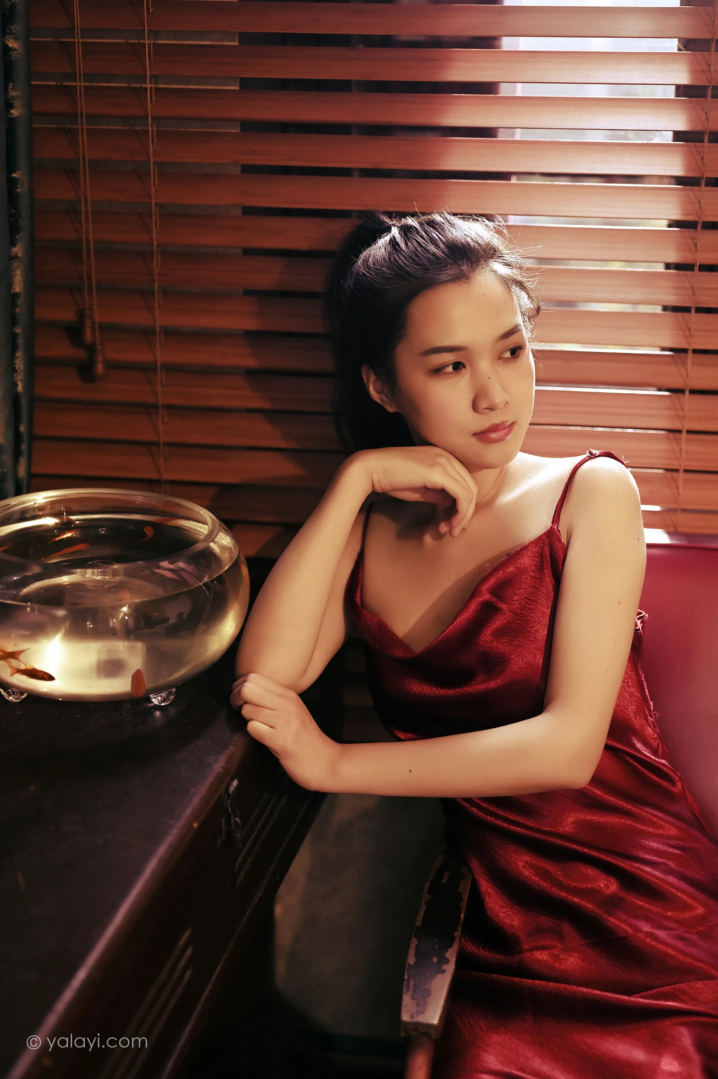 [YALAYI雅拉伊]NO.746 《岁月静好》 方岚 红色吊带裸背连衣裙性感写真集第17张