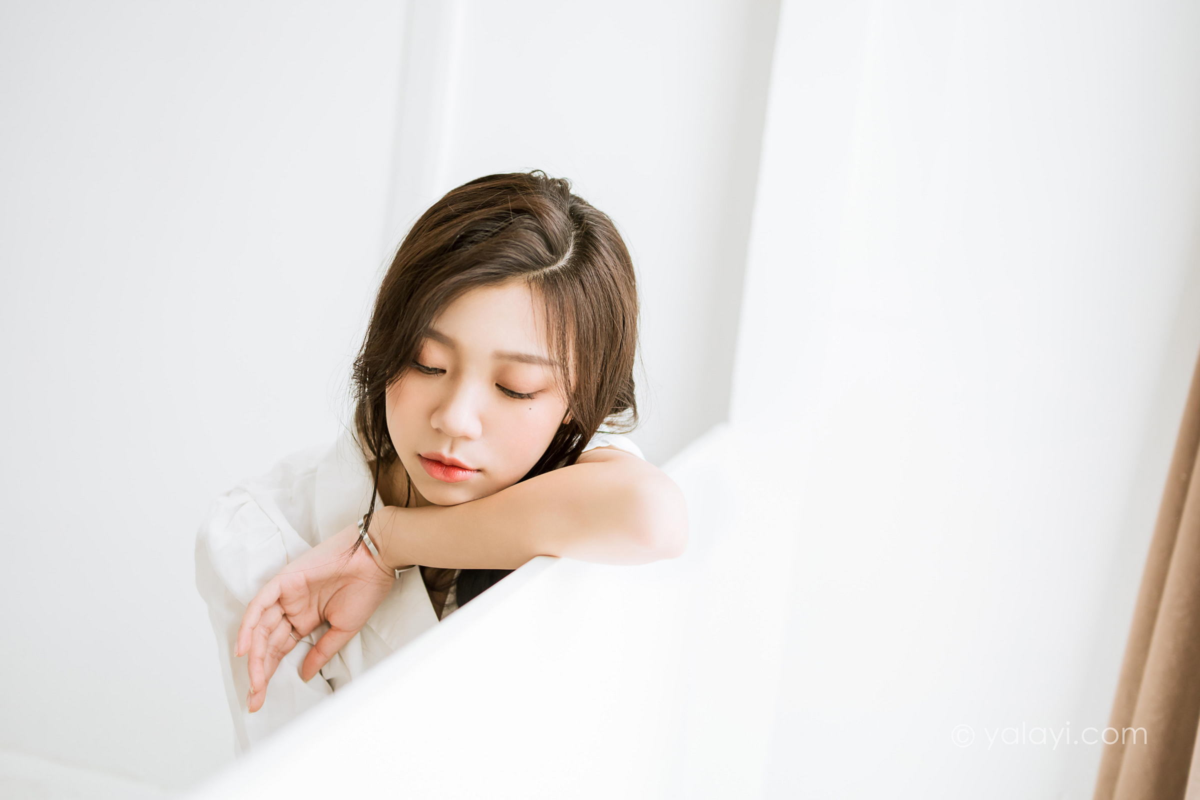 [YALAYI雅拉伊]2022.07.01 好美丽 梓瑶 白色连衣裙居家清纯写真集第10张