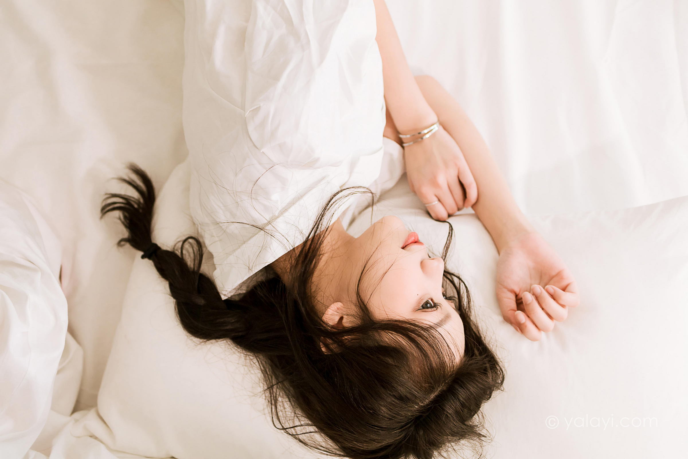 [YALAYI雅拉伊]2022.07.01 好美丽 梓瑶 白色连衣裙居家清纯写真集第5张