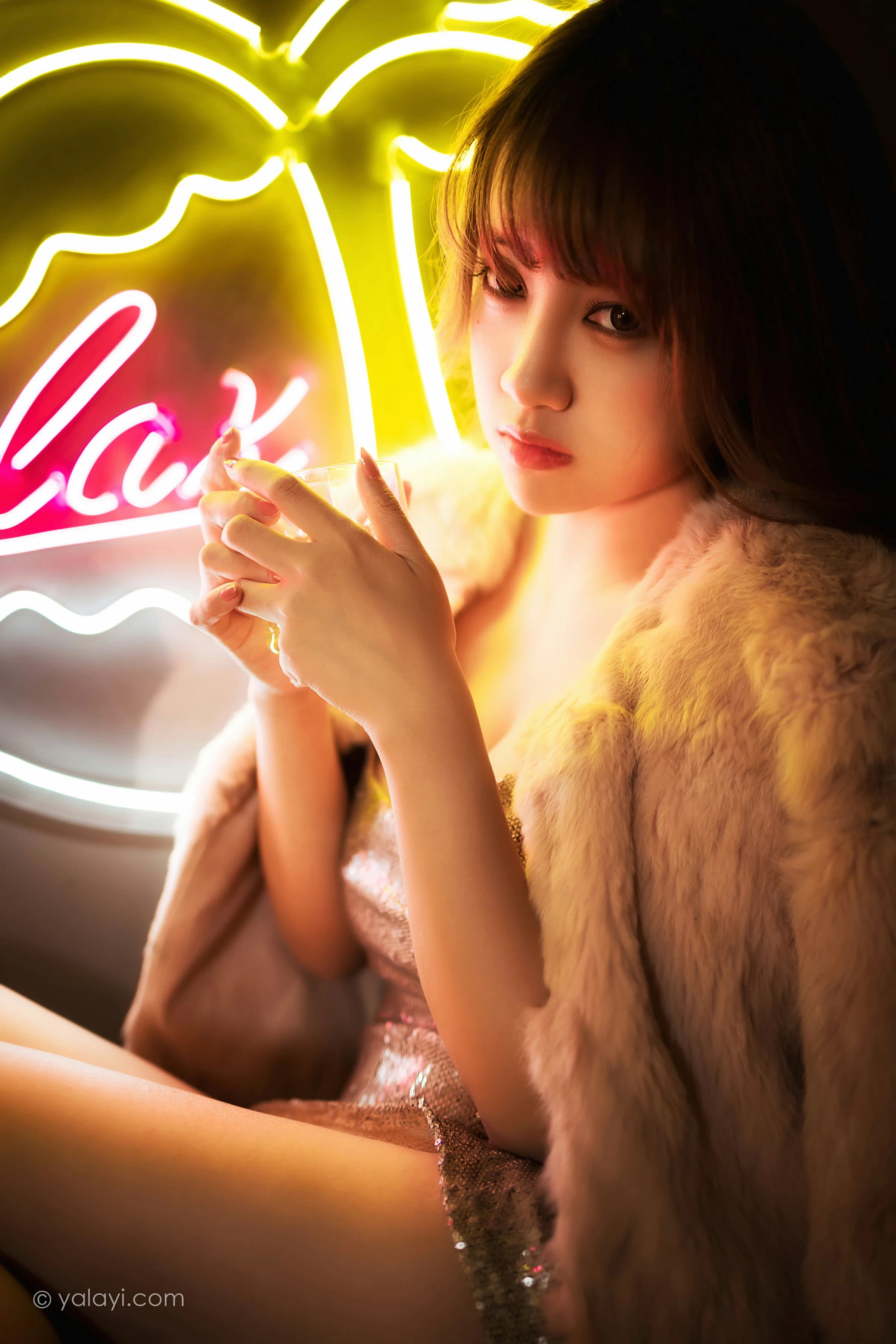 [YALAYI雅拉伊]NO.751 《独自买醉》 虞艺 貂皮大衣加银色吊带连衣裙性感写真集第8张
