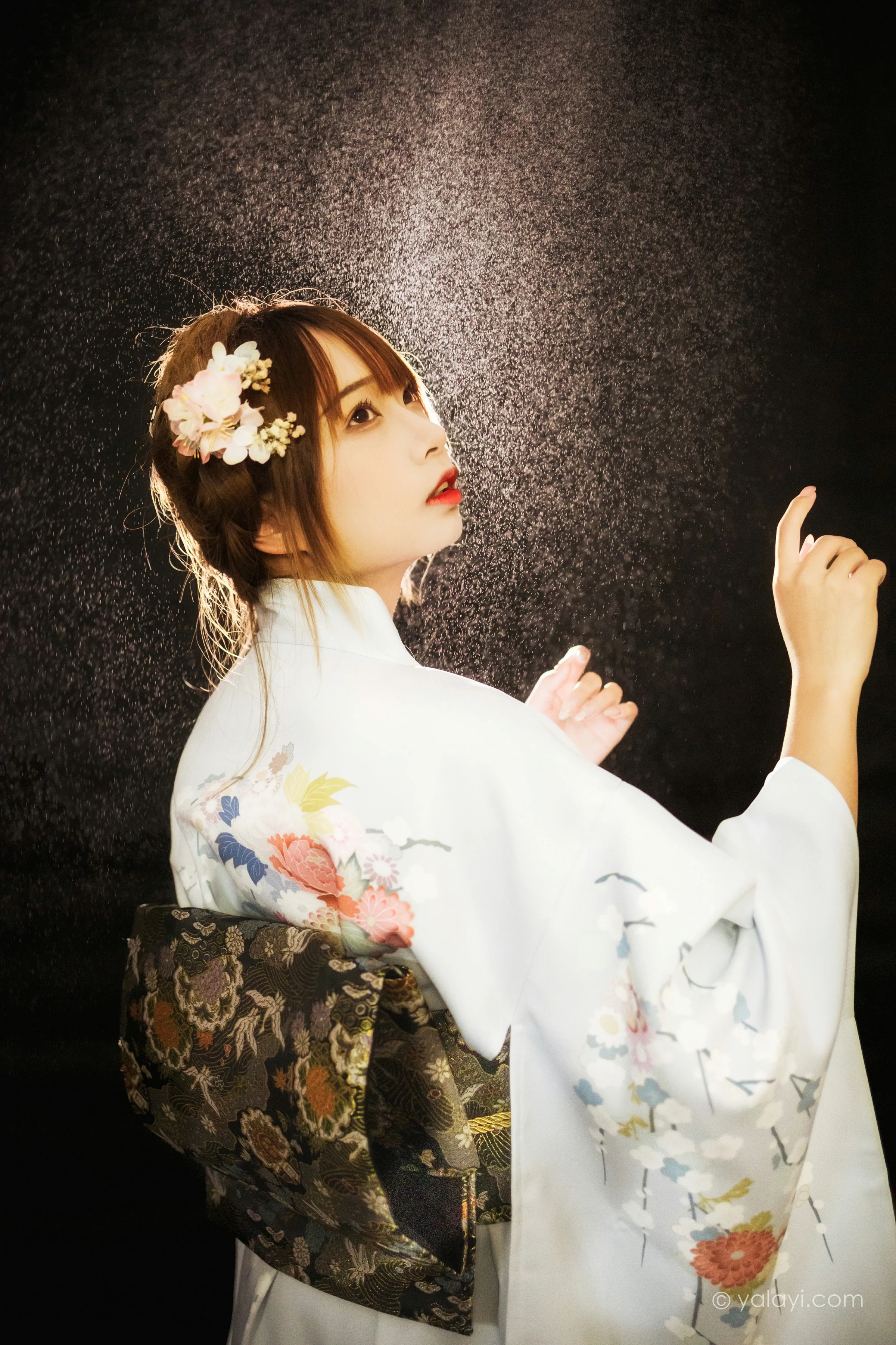 [YALAYI雅拉伊]NO.747 《神明少女》 阿禾 白色和服与蕾丝婚纱性感私房写真集第5张