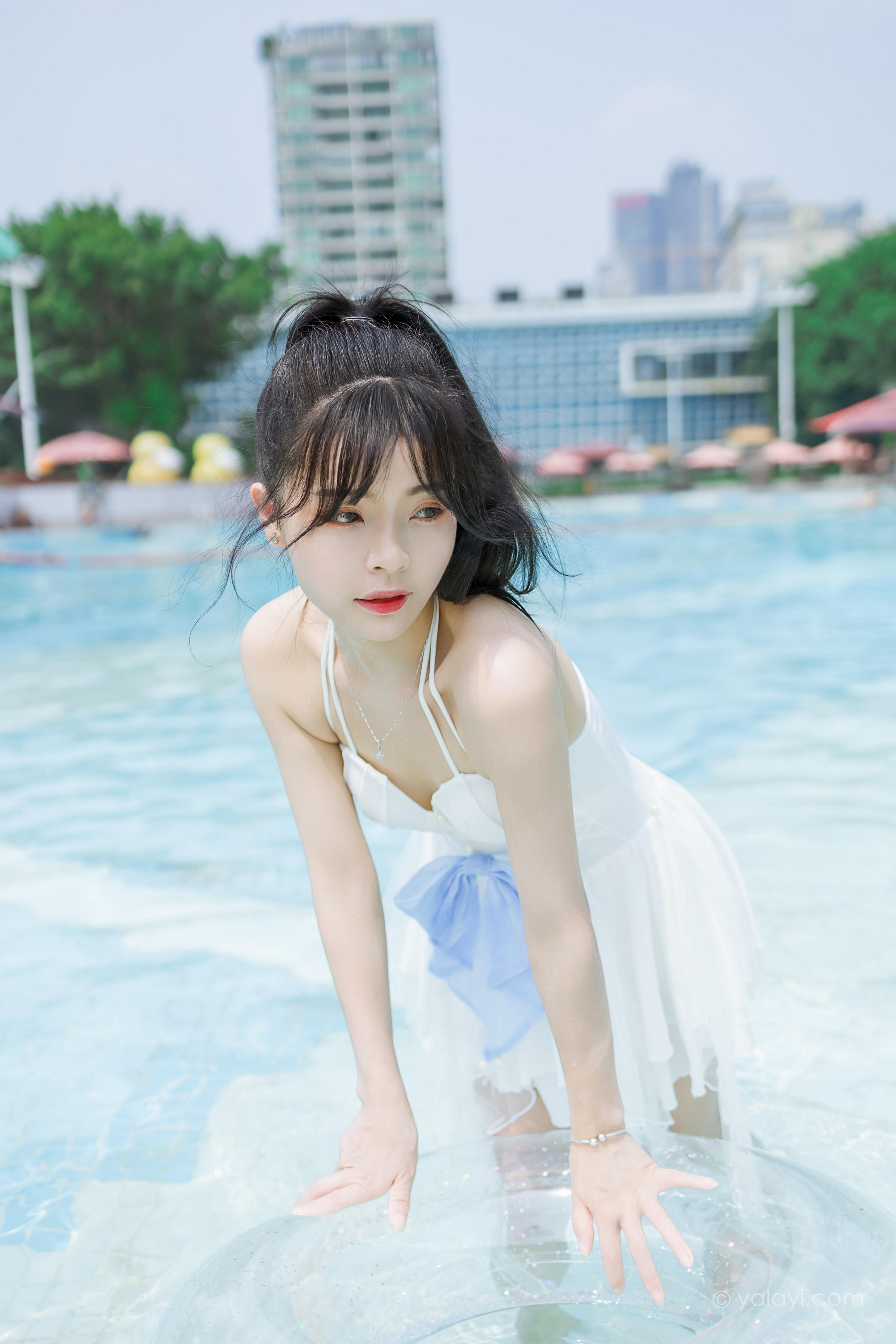 [YALAYI雅拉伊]2022.11.12 美人鱼 程小蝶 白色吊带比基尼泳装小短裙性感写真集第10张