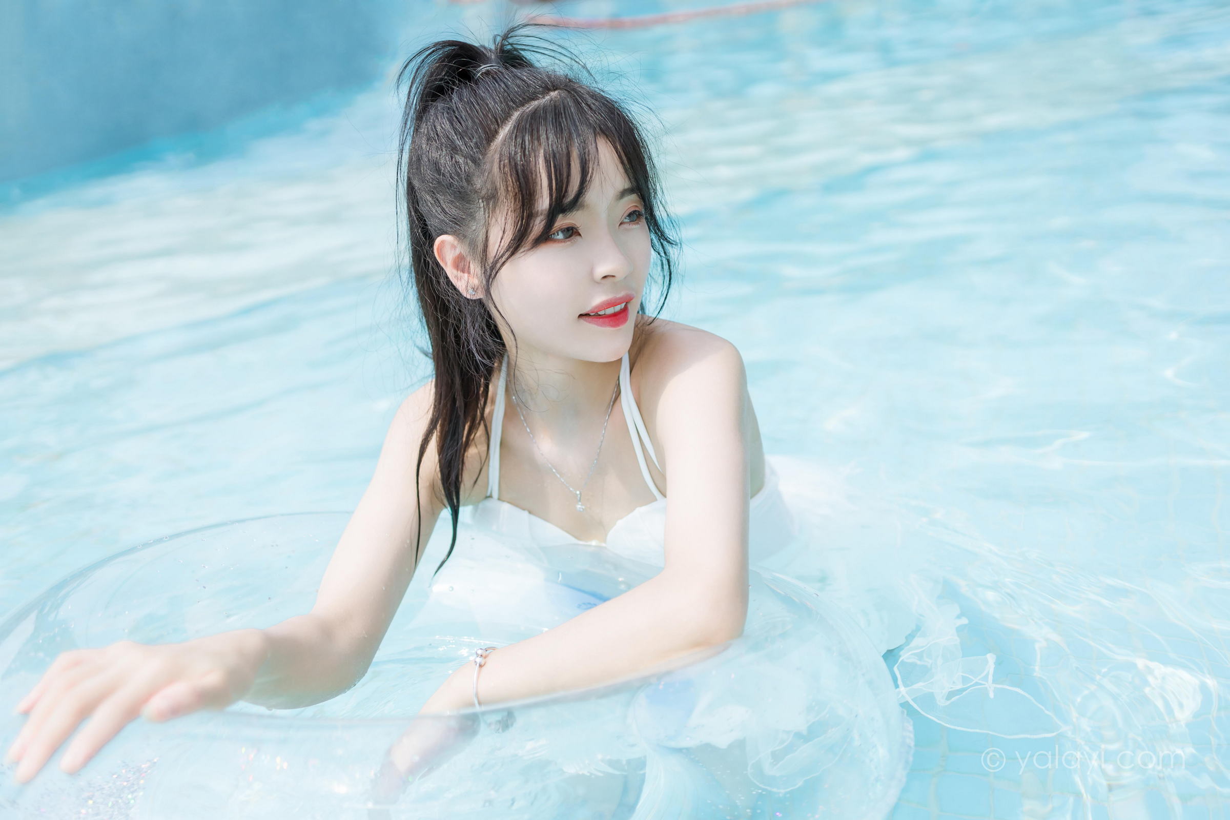 [YALAYI雅拉伊]2022.11.12 美人鱼 程小蝶 白色吊带比基尼泳装小短裙性感写真集第12张