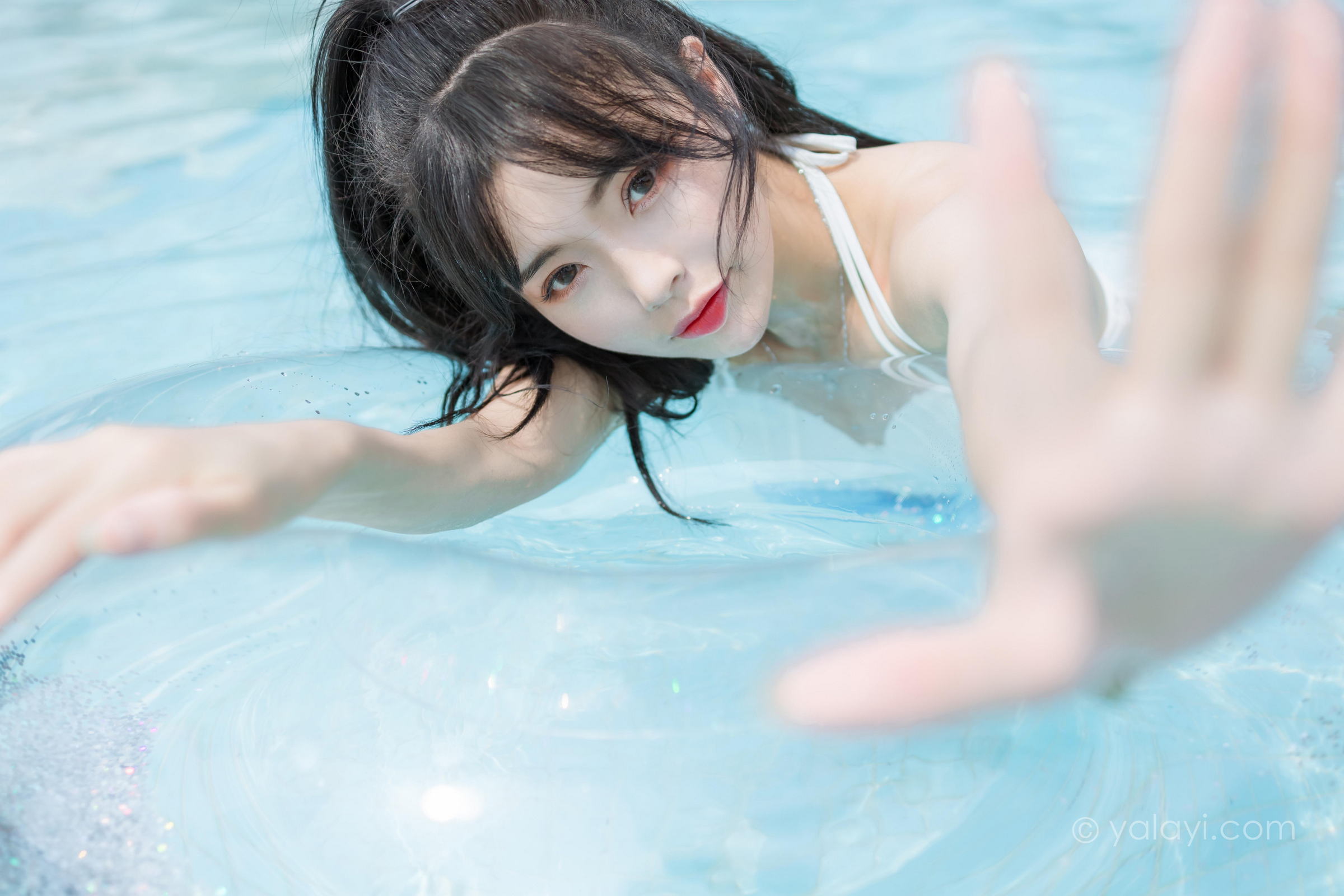 [YALAYI雅拉伊]2022.11.12 美人鱼 程小蝶 白色吊带比基尼泳装小短裙性感写真集第11张