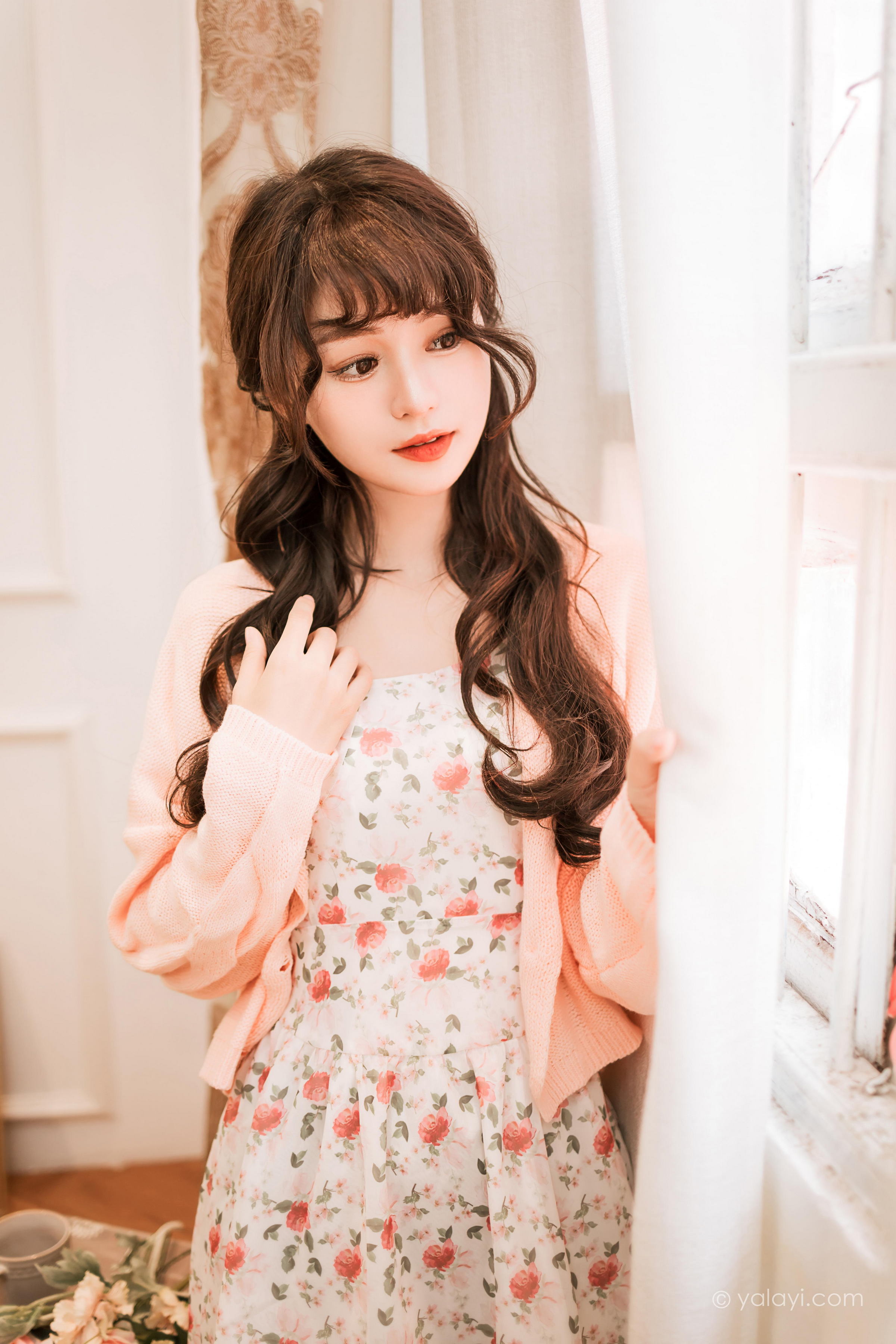 [YALAYI雅拉伊]2022.12.30 第一眼就喜欢上你 小亭 白色围裙加粉色碎花连衣裙居家清纯写真集第4张