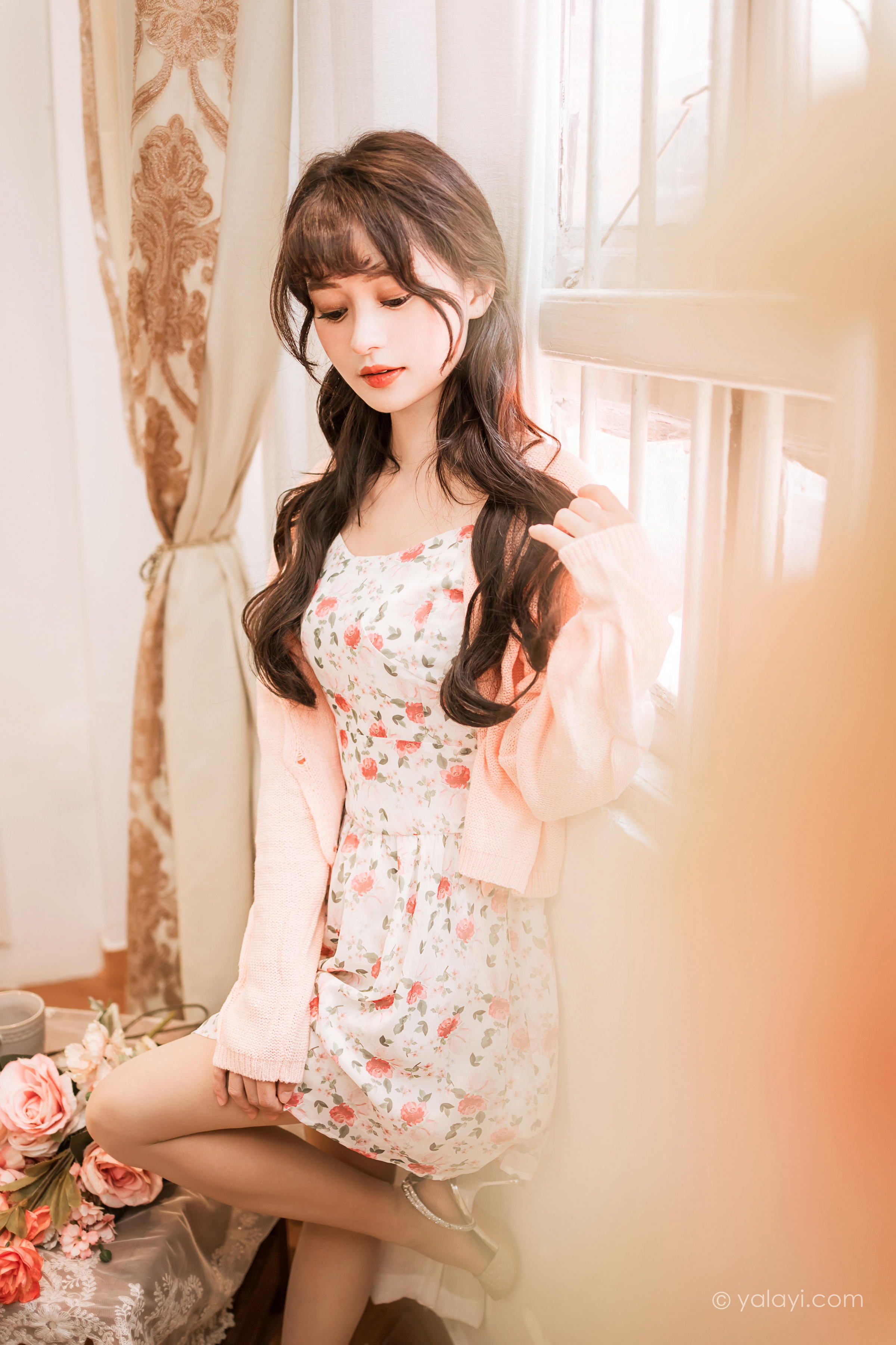 [YALAYI雅拉伊]2022.12.30 第一眼就喜欢上你 小亭 白色围裙加粉色碎花连衣裙居家清纯写真集第5张