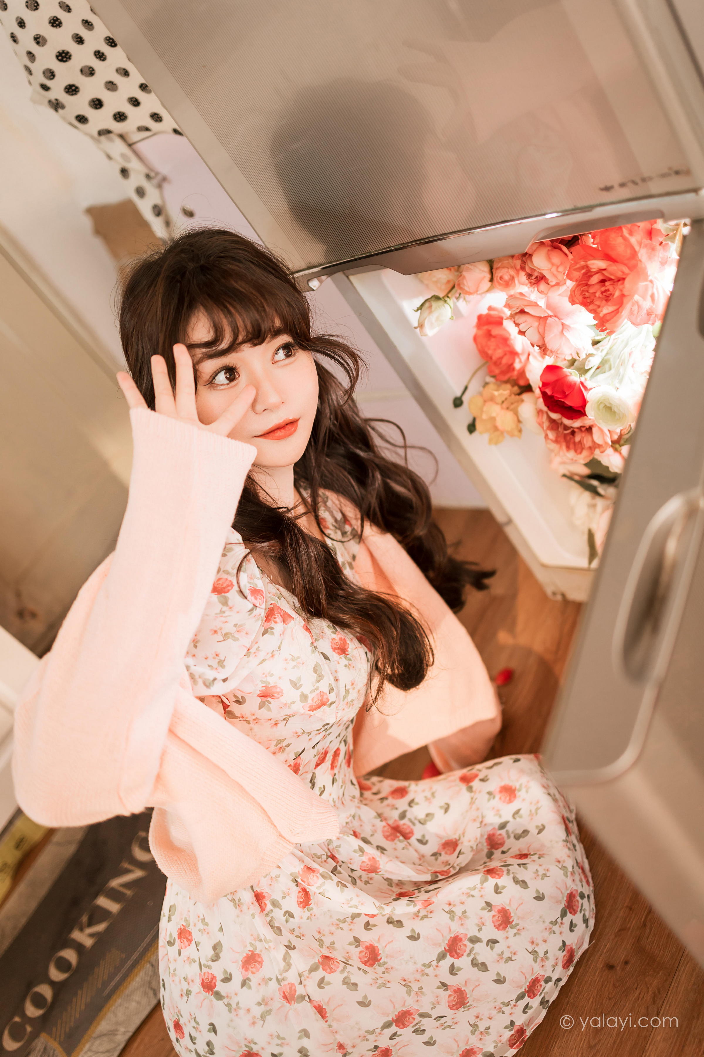 [YALAYI雅拉伊]2022.12.30 第一眼就喜欢上你 小亭 白色围裙加粉色碎花连衣裙居家清纯写真集第7张