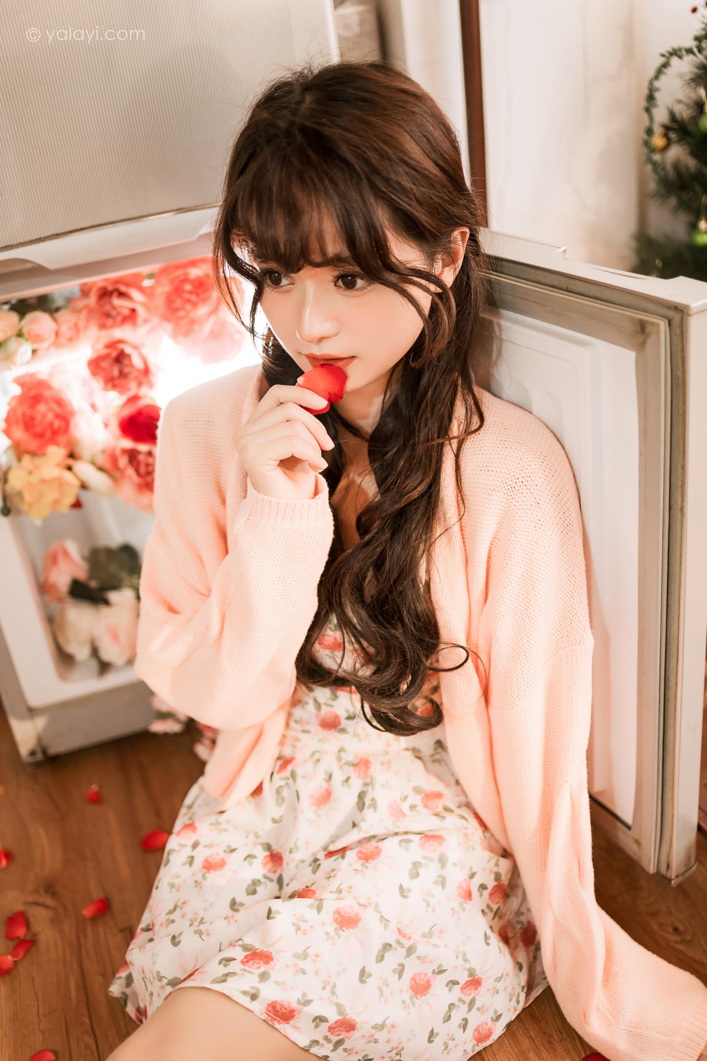 [YALAYI雅拉伊]2022.12.30 第一眼就喜欢上你 小亭 白色围裙加粉色碎花连衣裙居家清纯写真集第11张