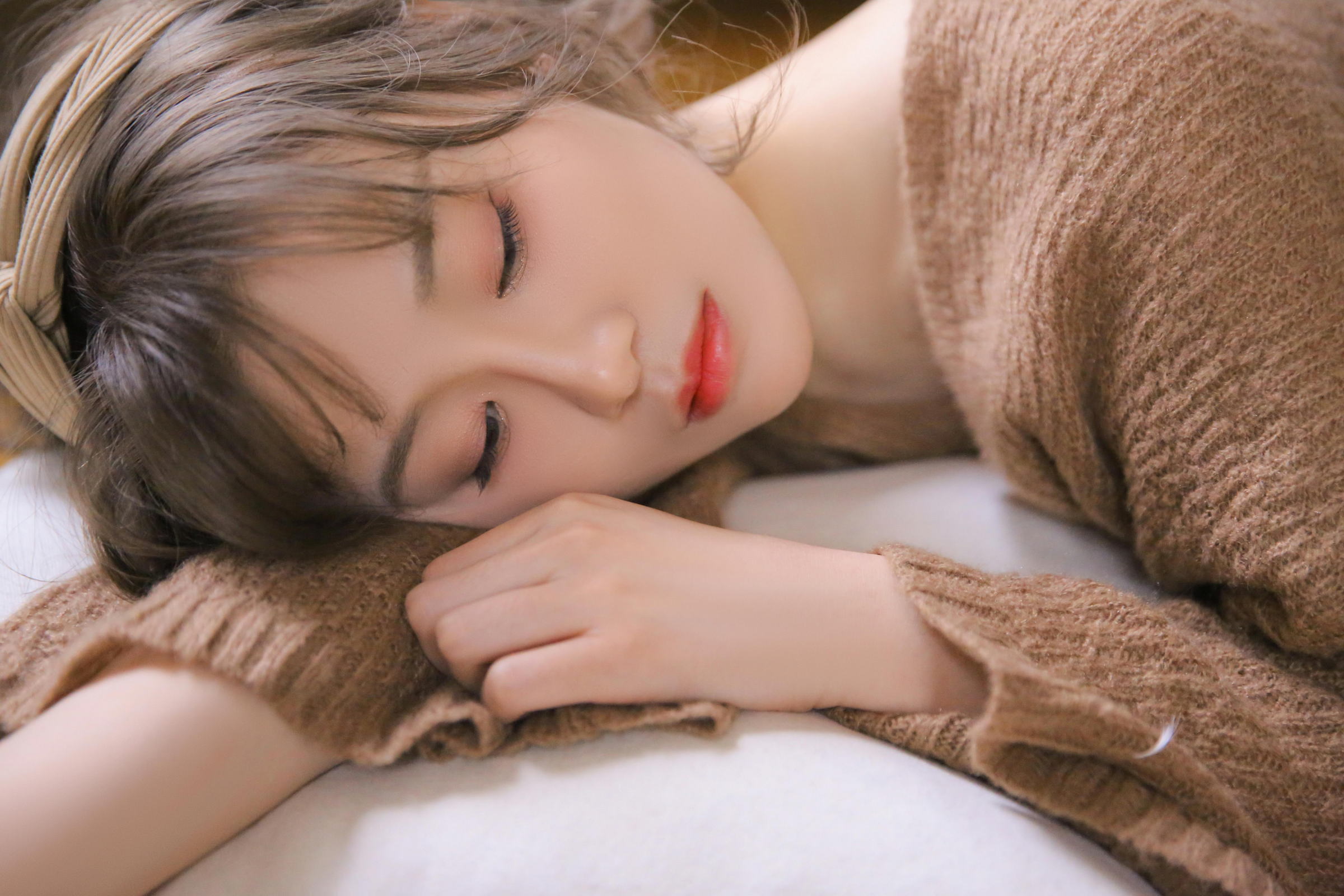 [YALAYI雅拉伊]2022.12.30 千里之外 新婚少妇 棕色披肩加米色吊带连衣裙居家清纯写真集第7张