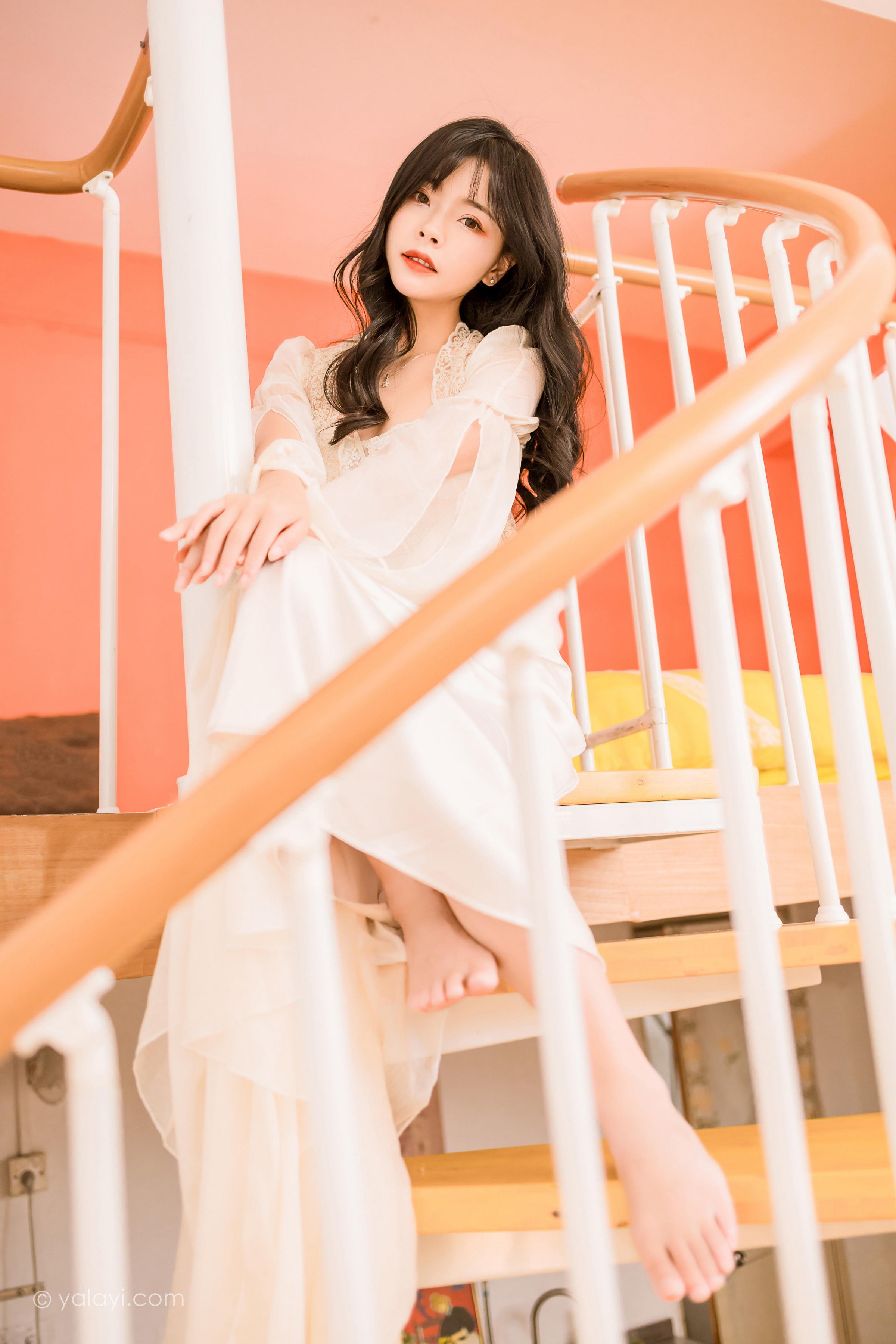 [YALAYI雅拉伊]2023.02.04 香浓的诱惑 程小蝶 白色透视披肩裙加蕾丝抹胸连衣裙性感写真集第3张