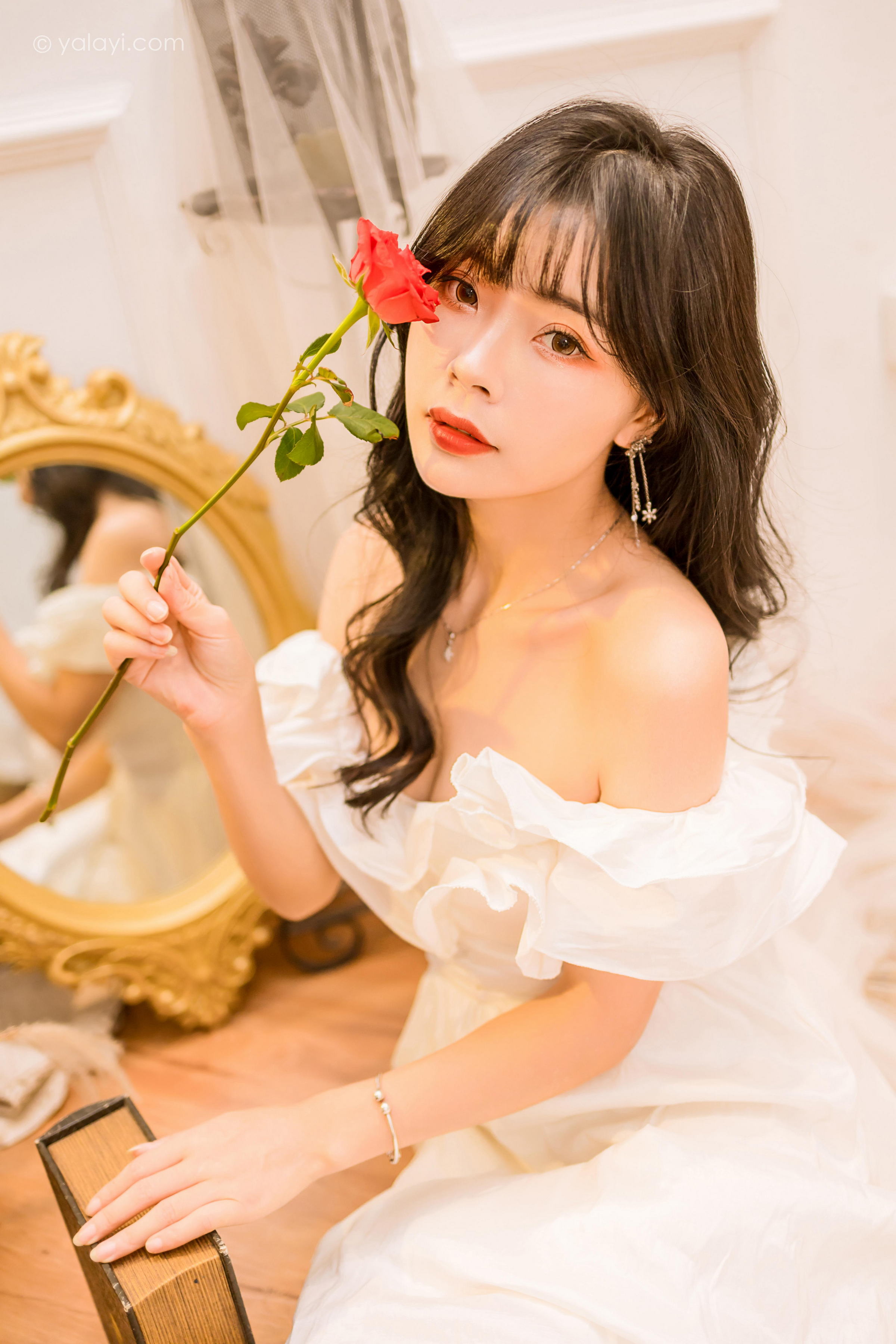 [YALAYI雅拉伊]2023.02.17 你是我的情人 程小蝶 白色抹胸连衣裙居家性感写真集第8张