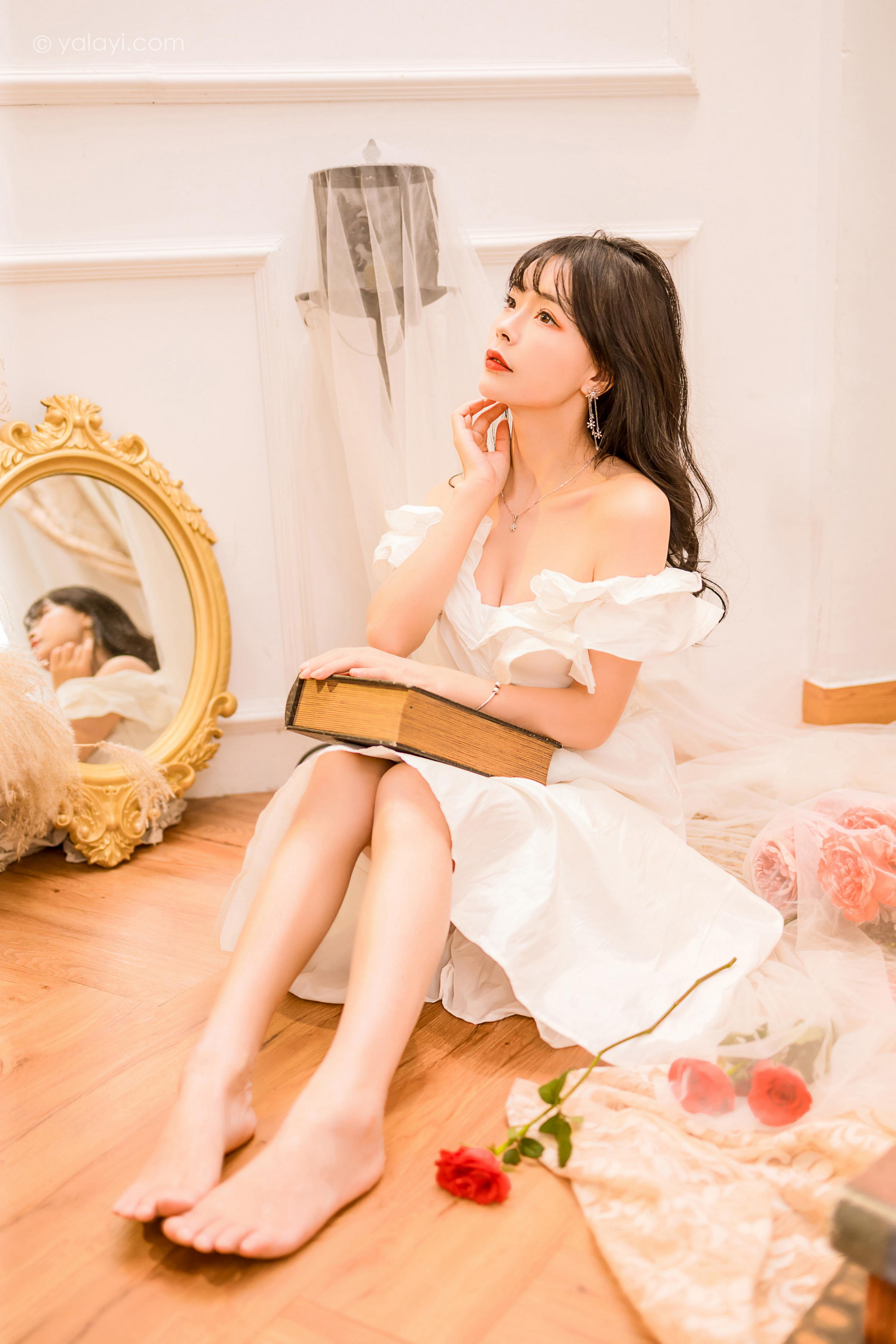 [YALAYI雅拉伊]2023.02.17 你是我的情人 程小蝶 白色抹胸连衣裙居家性感写真集第9张