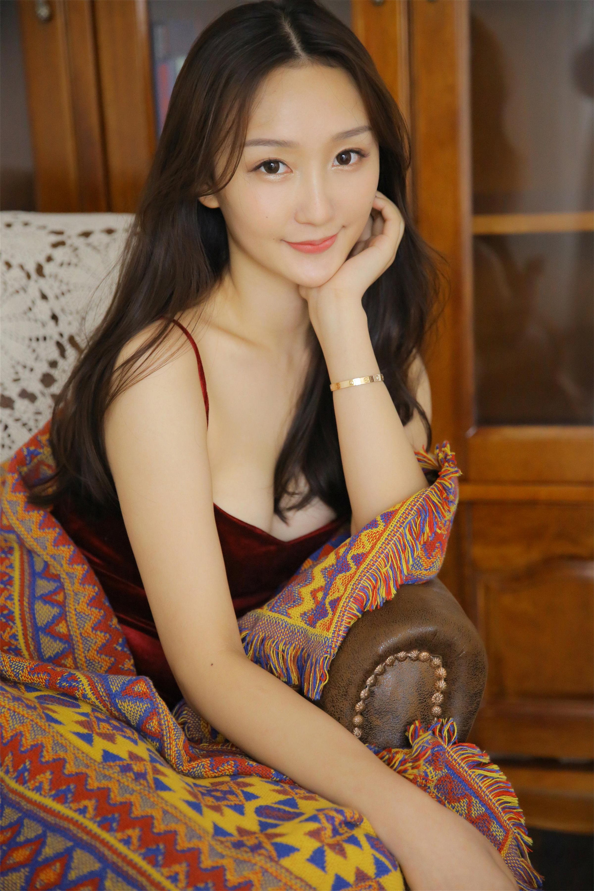 [YALAYI雅拉伊]2023.02.17 幸福女神 小亭 红色紧身吊带连衣裙性感私房写真集第10张