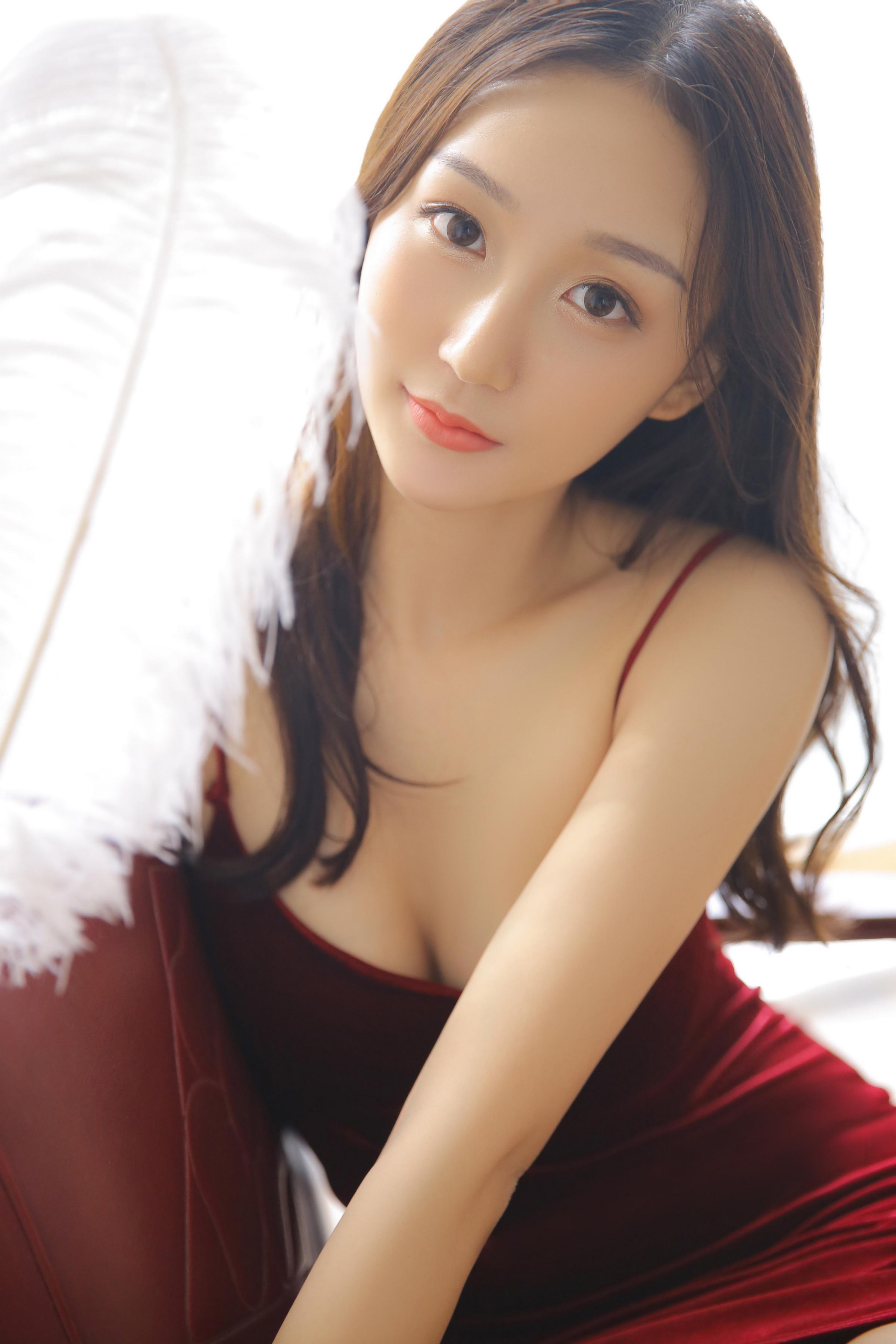 [YALAYI雅拉伊]2023.02.17 幸福女神 小亭 红色紧身吊带连衣裙性感私房写真集第11张