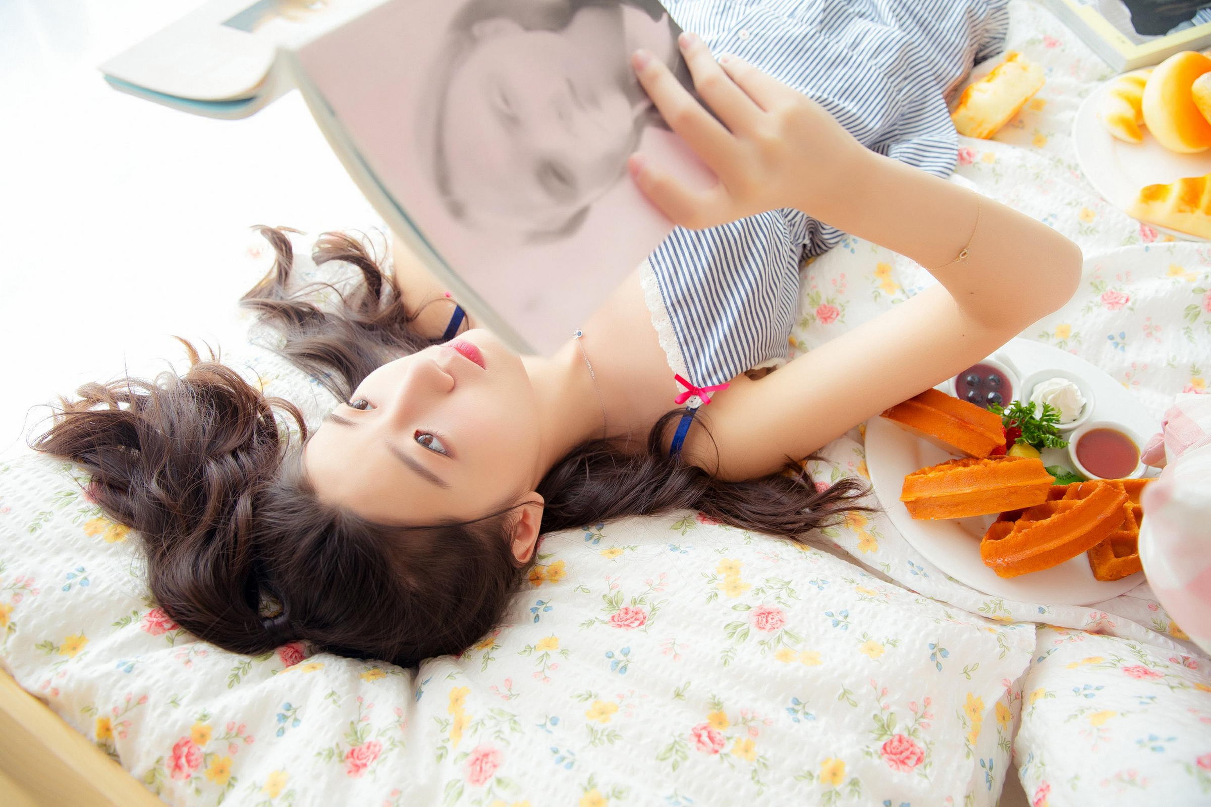 [YALAYI雅拉伊]2023.02.25 清纯小女友 灰色吊带睡衣裙居家私房写真集第6张