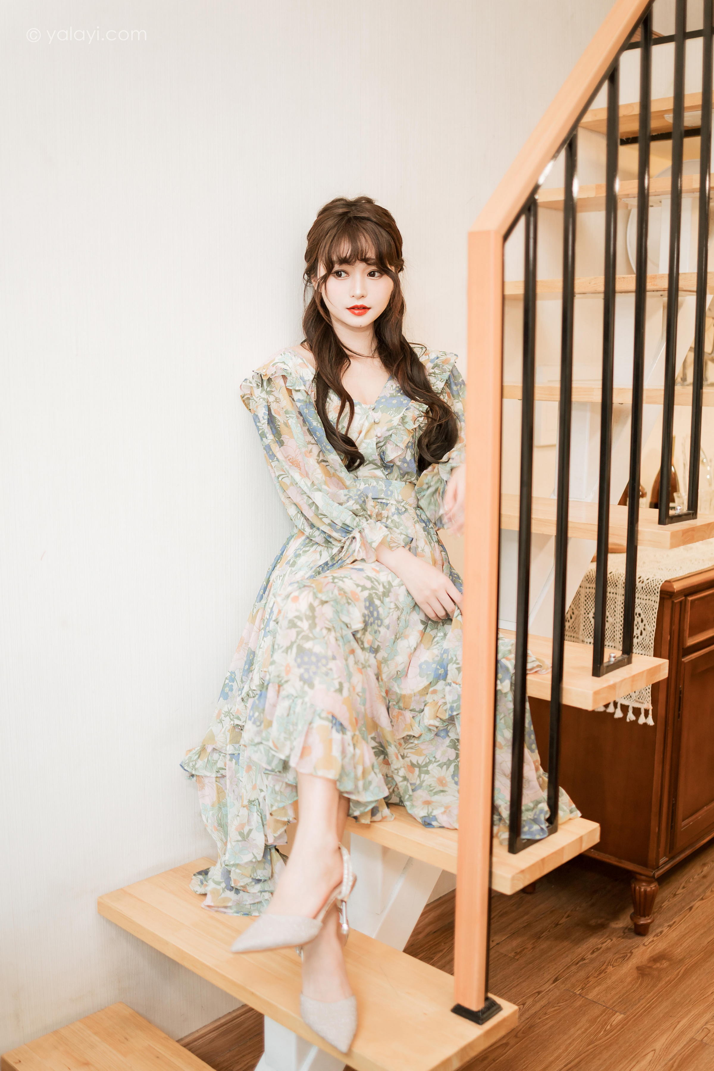 [YALAYI雅拉伊]2023.03.20 碎花裙少女 小亭 灰色碎花连衣裙居家清纯写真集第5张