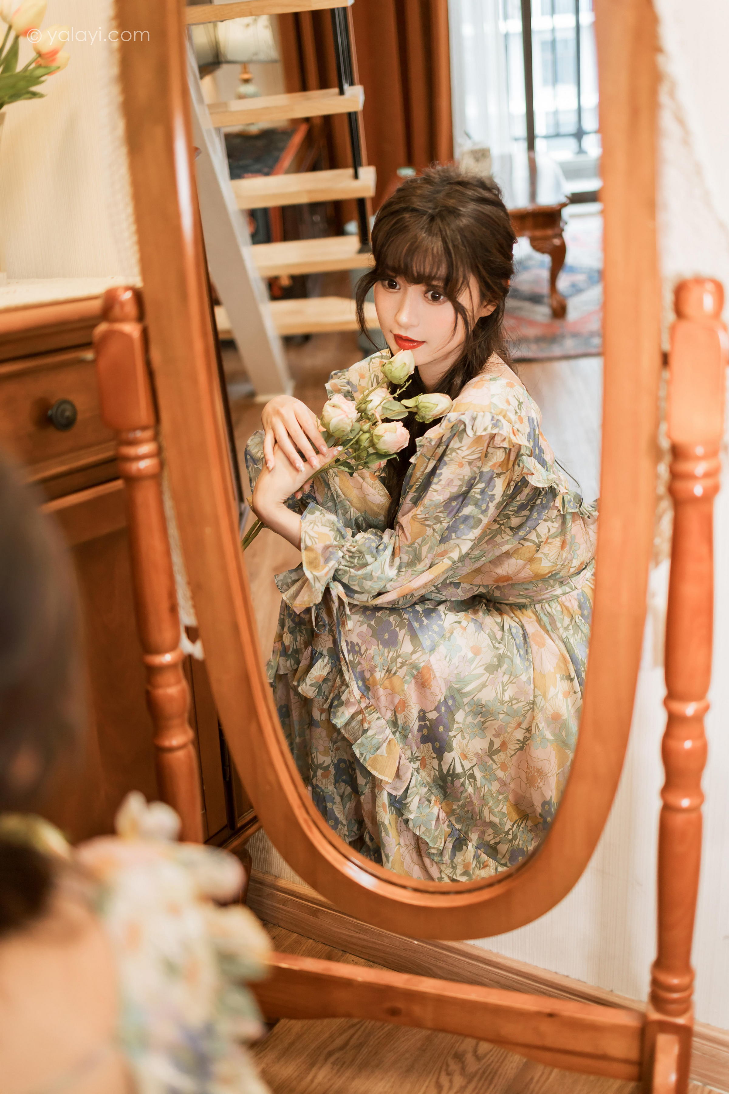 [YALAYI雅拉伊]2023.03.20 碎花裙少女 小亭 灰色碎花连衣裙居家清纯写真集第13张