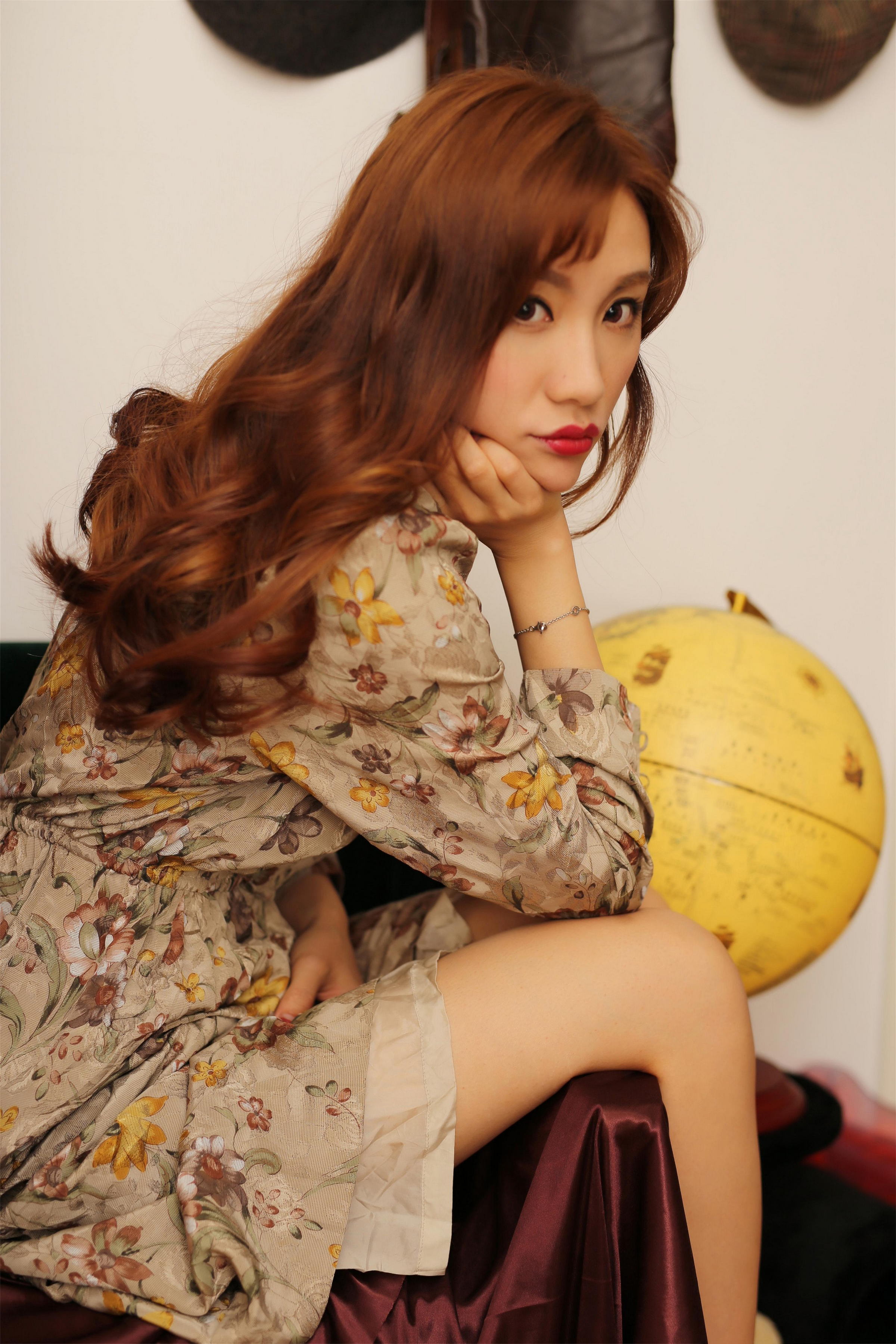 [YALAYI雅拉伊]2023.05.09 道晚安 性感熟女 米色吊带连衣裙加黑色内衣私房写真集第10张