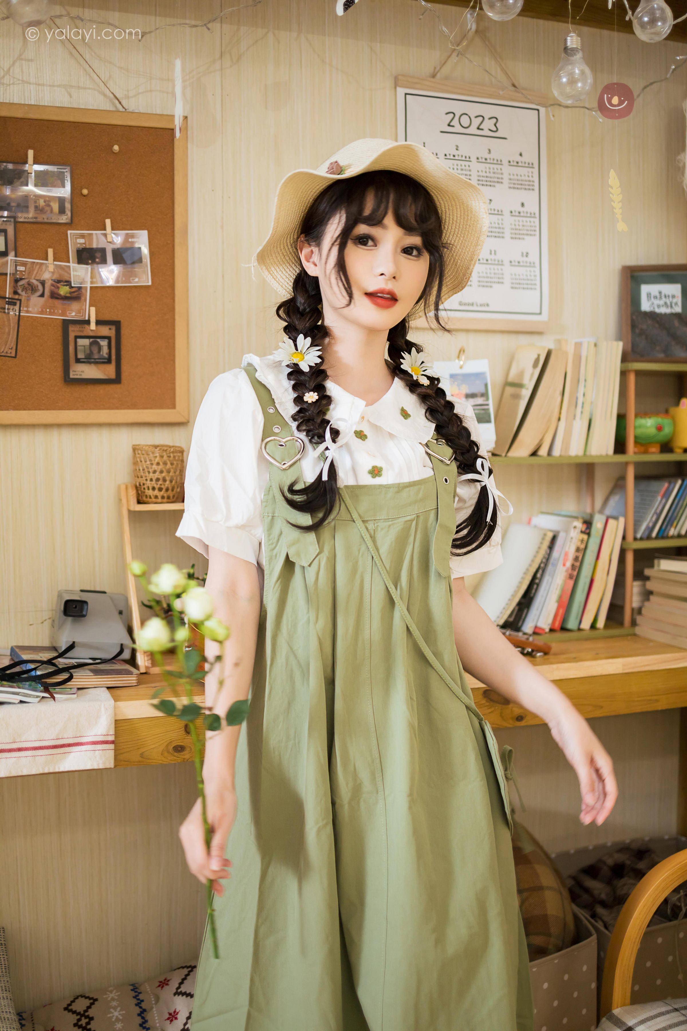 [YALAYI雅拉伊]2023.05.15 世间的温柔 小亭 白色小衬衫加背带加衣裙复古清纯写真集第14张