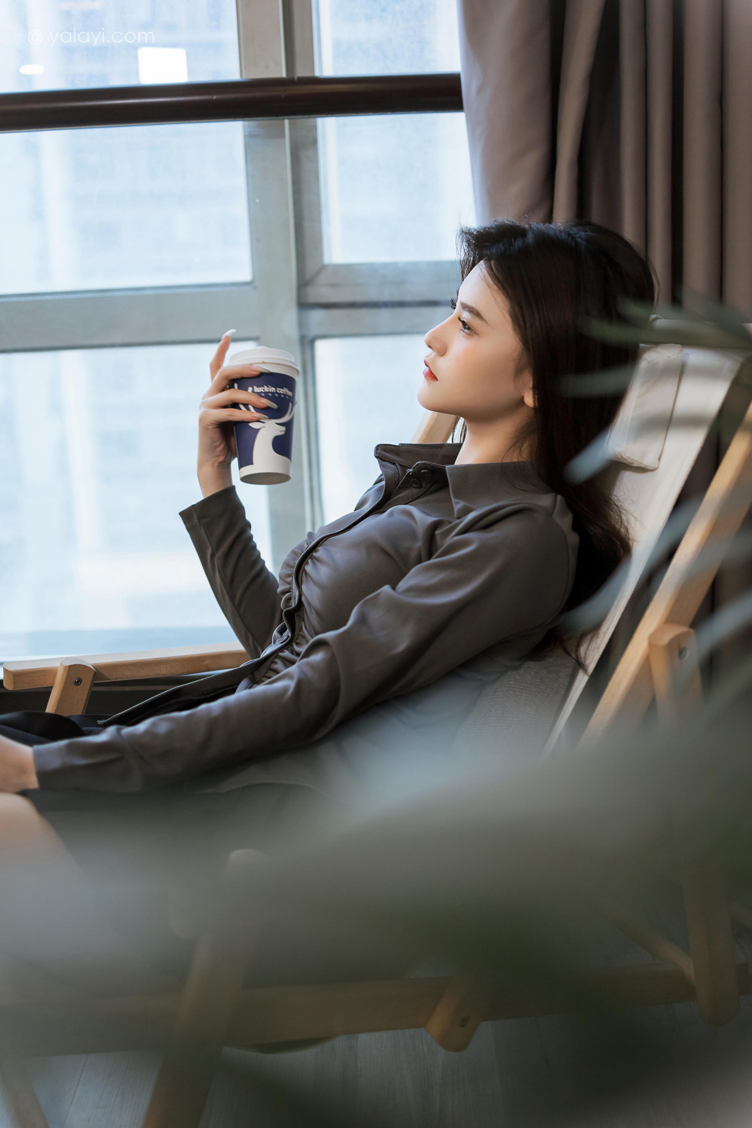 [YALAYI雅拉伊]2023.05.17 好看的人都像你 若婷 灰色衬衫加黑色短裙性感私房写真集第7张