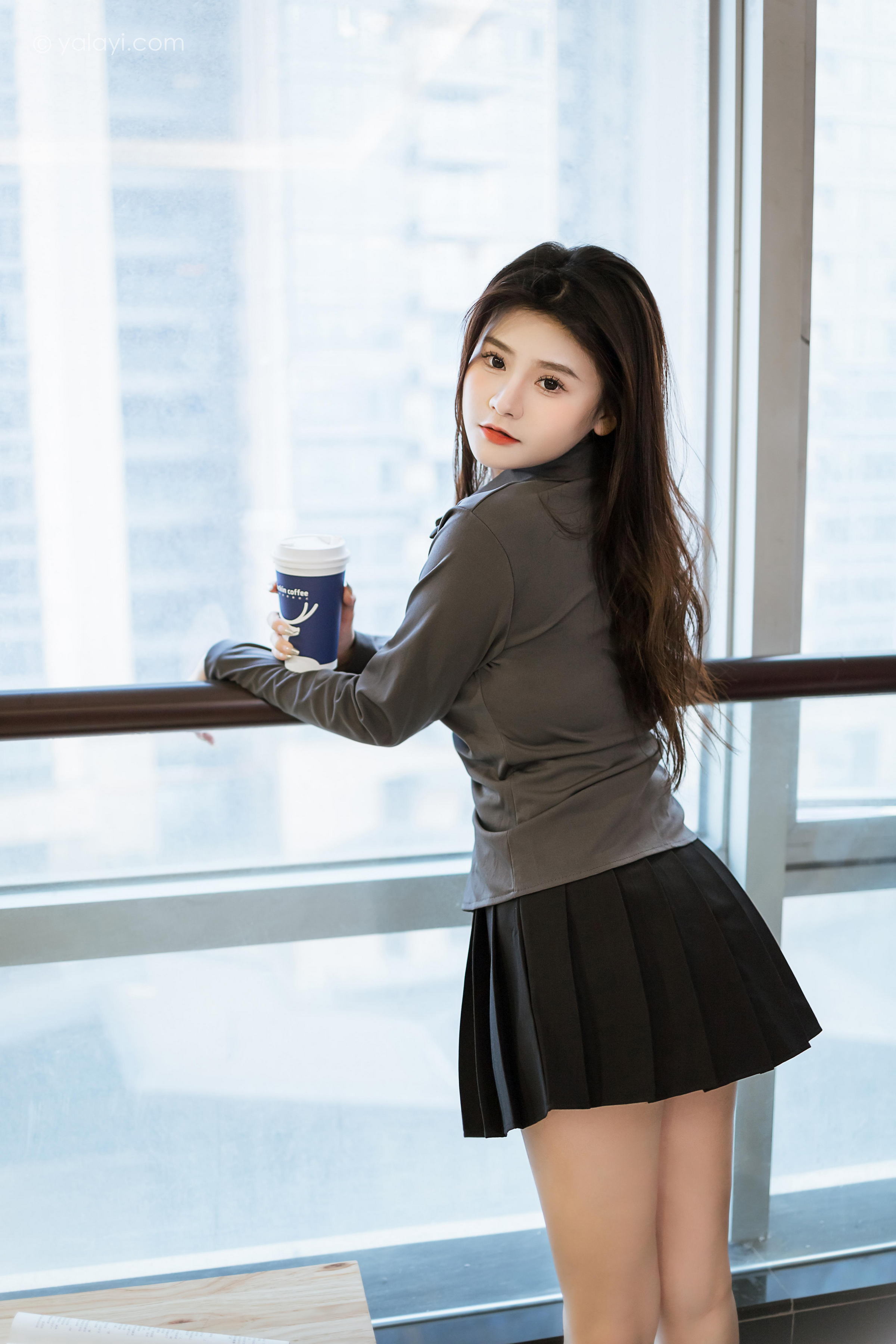 [YALAYI雅拉伊]2023.05.17 好看的人都像你 若婷 灰色衬衫加黑色短裙性感私房写真集第8张