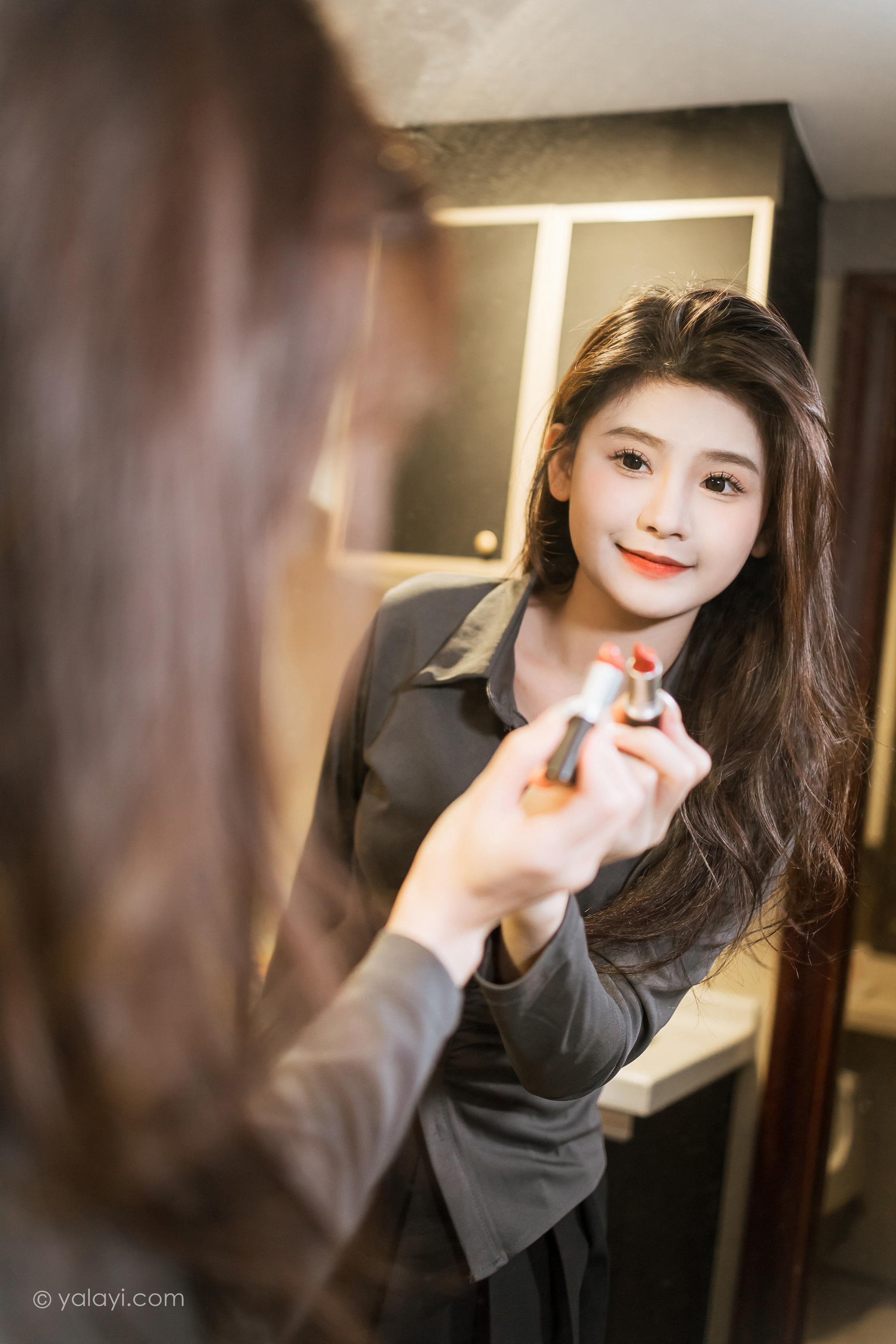 [YALAYI雅拉伊]2023.05.17 好看的人都像你 若婷 灰色衬衫加黑色短裙性感私房写真集第15张