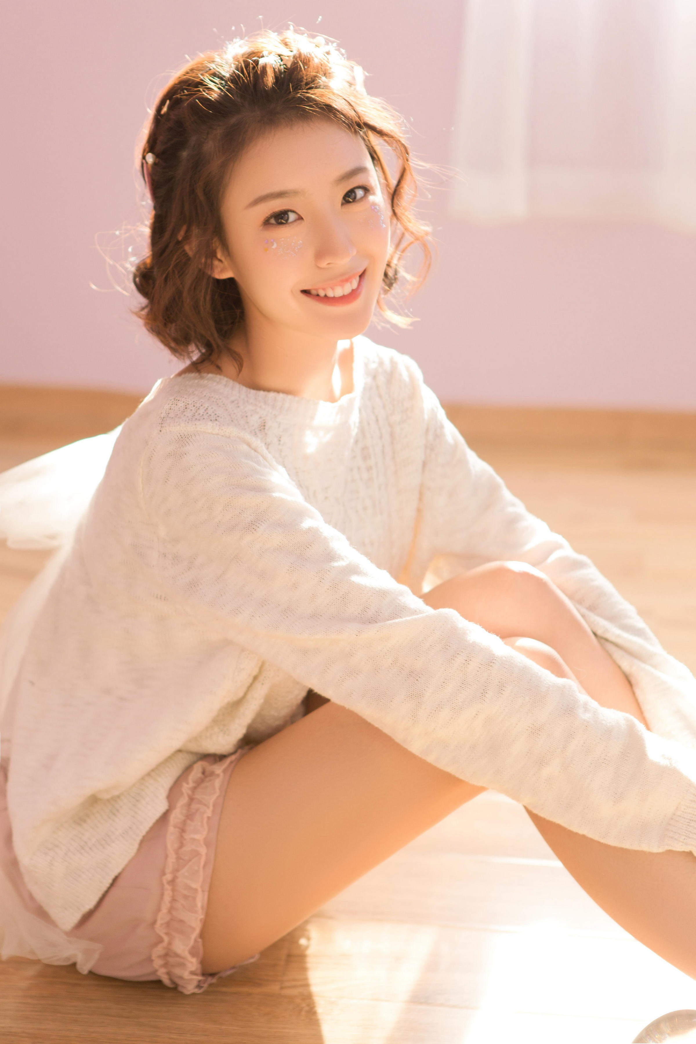 [YALAYI雅拉伊]2023.06.01 清丽佳人 白色镂空毛衣加粉色短裤与红色吊带连衣裙性感私房写真集第3张